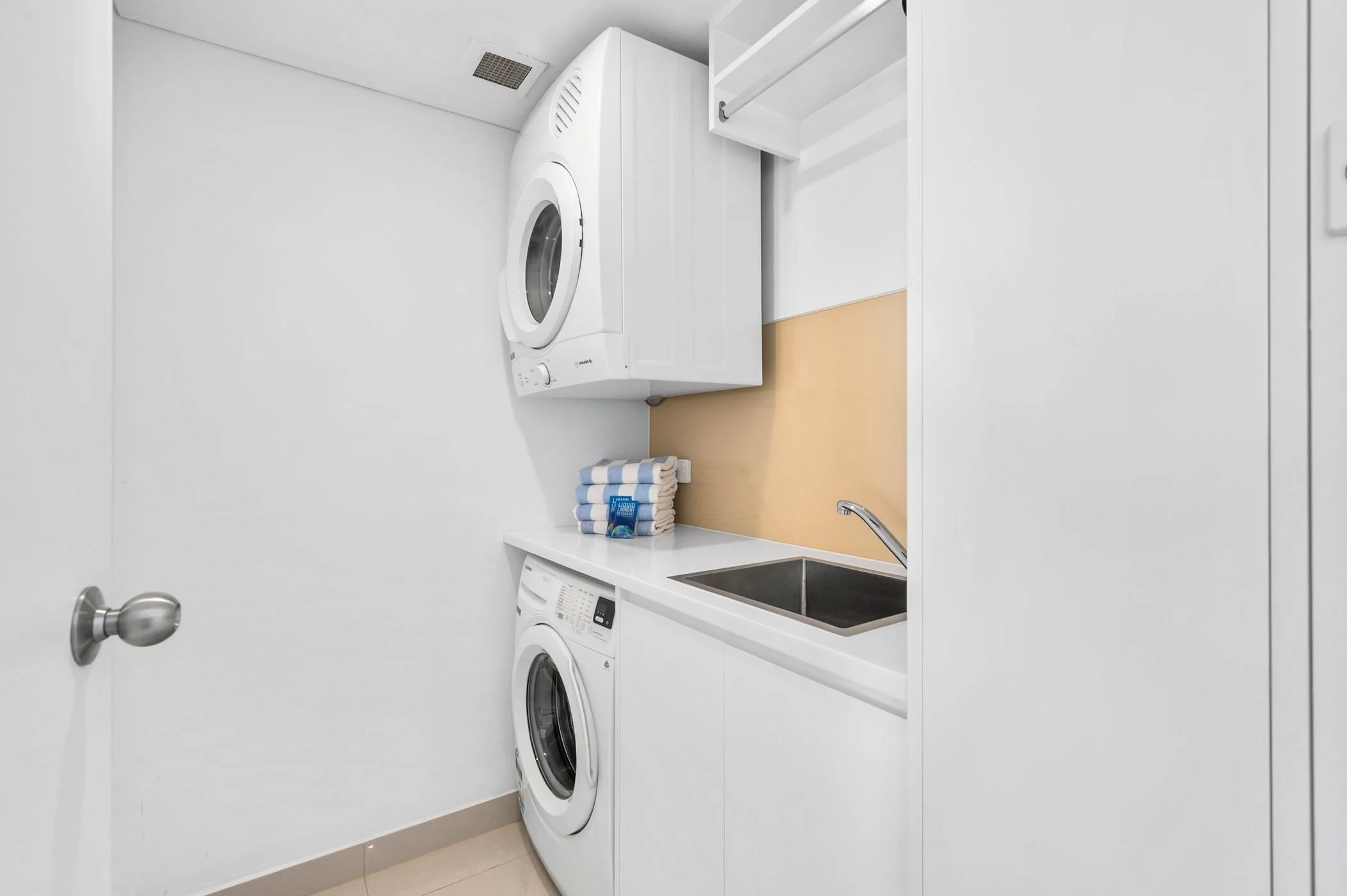 Apartment_6 laundry(1).jpg