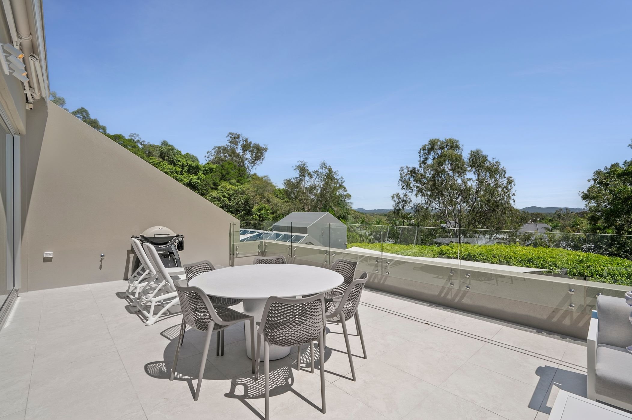Apartment_2_balcony_closeup.jpg
