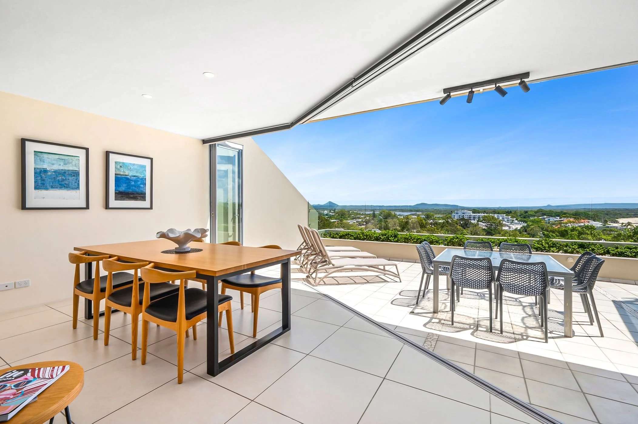 01. Apartment_14_dining_room_and_balcony.jpg