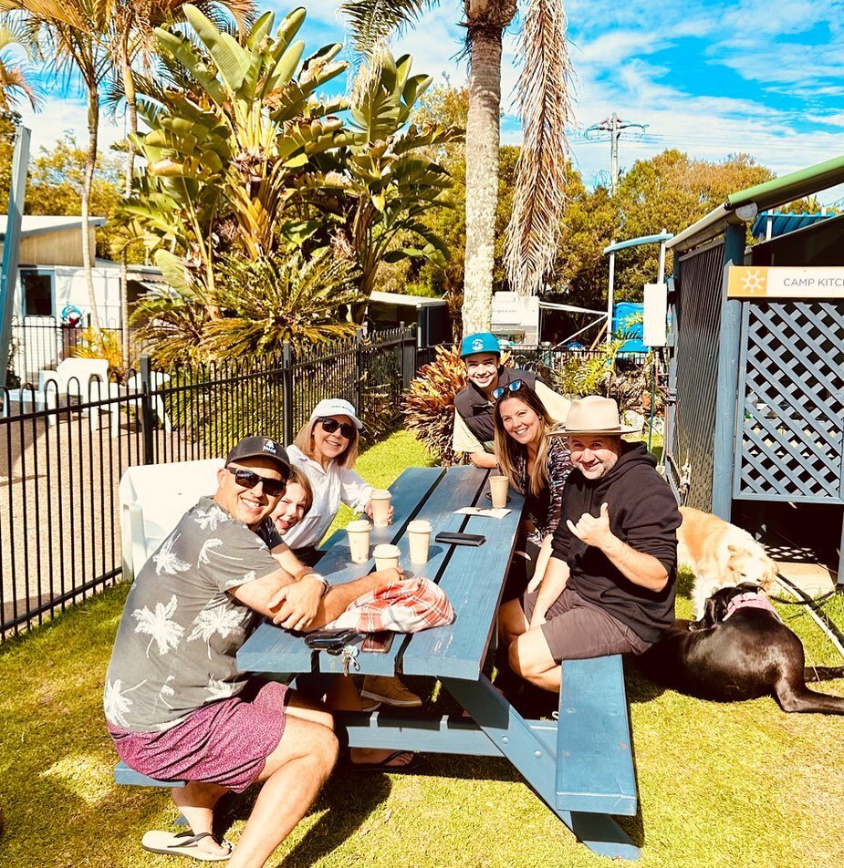 A double whammy! Love when we get surprise visits from beautiful friends 🫶❤️

Thank you so much for coming to see us! (Shame @vegasfitz missed out 😂)

#friends #surprisevisitsarethebest #travel #vanfam #kingscliff #ingeniaholidays
