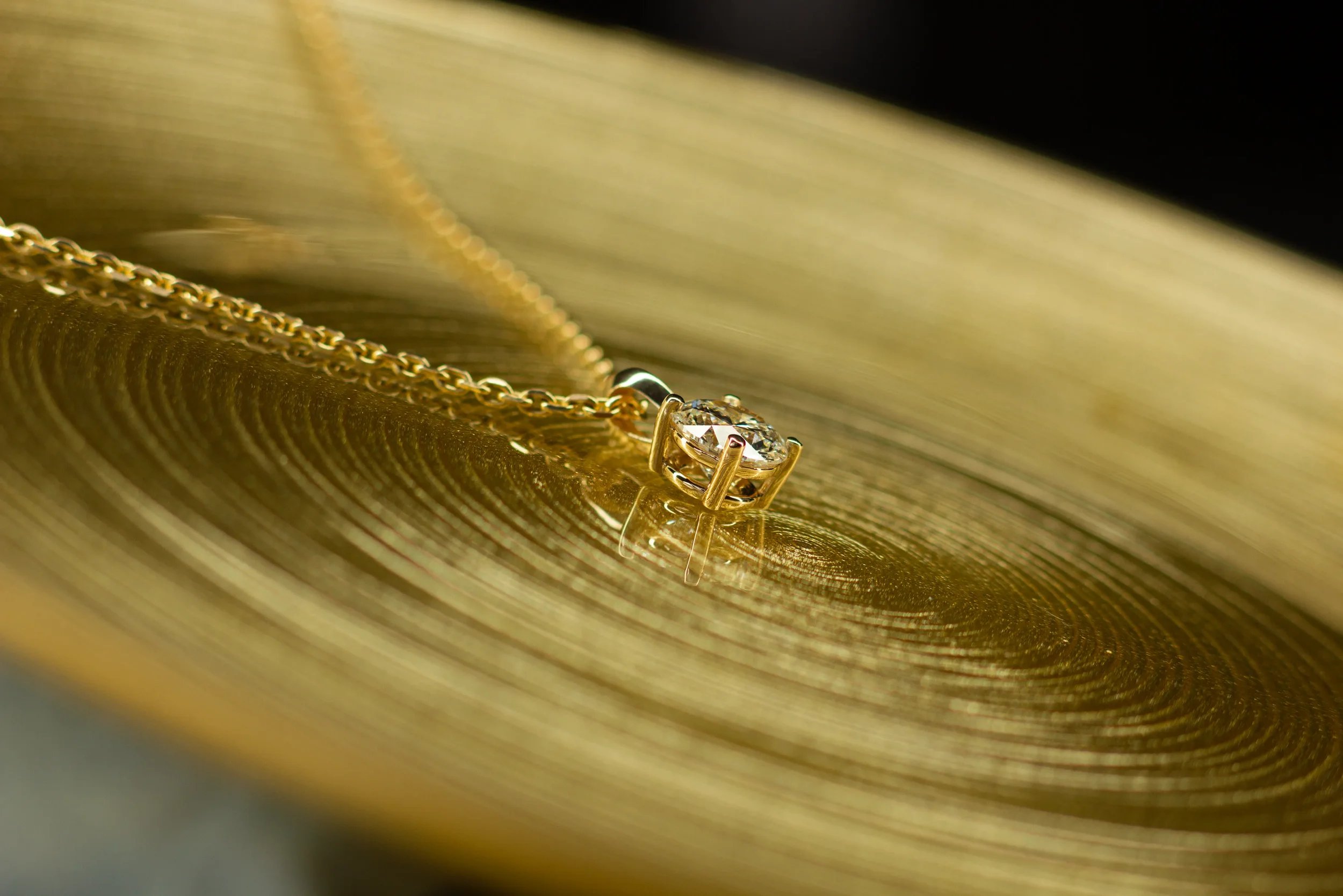 solitair hanger geelgoud met 2.5 ct diamant. Lab diamant. Custom made. Met de handgemaakte solitair hanger. Exclusief speciaal bijzondere lab diamant. Diamanten hangers. Diamanten hanger 1188 .webp