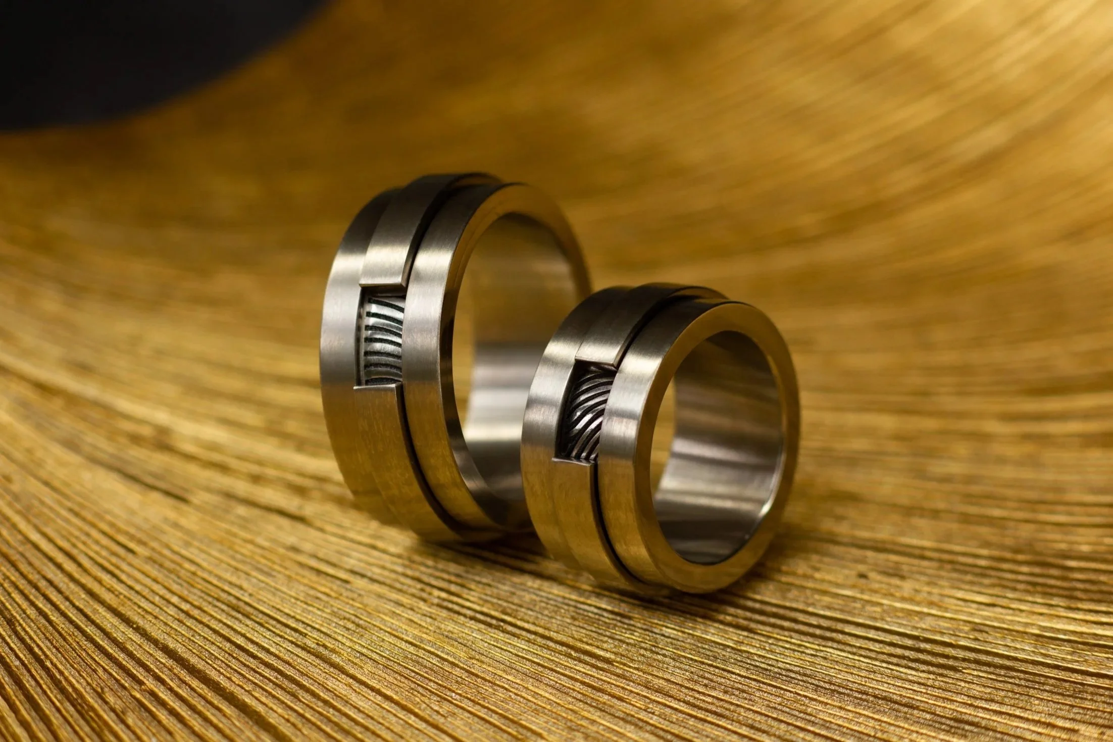 Titanium+draai+ring.+Titanium+design+ring.+Titanium+trouwringen.+Design+trouwringen%2C+Vingerafdruk+ringen.+bijzonderen+vingerafdruk+ringen.+11+8822.jpg