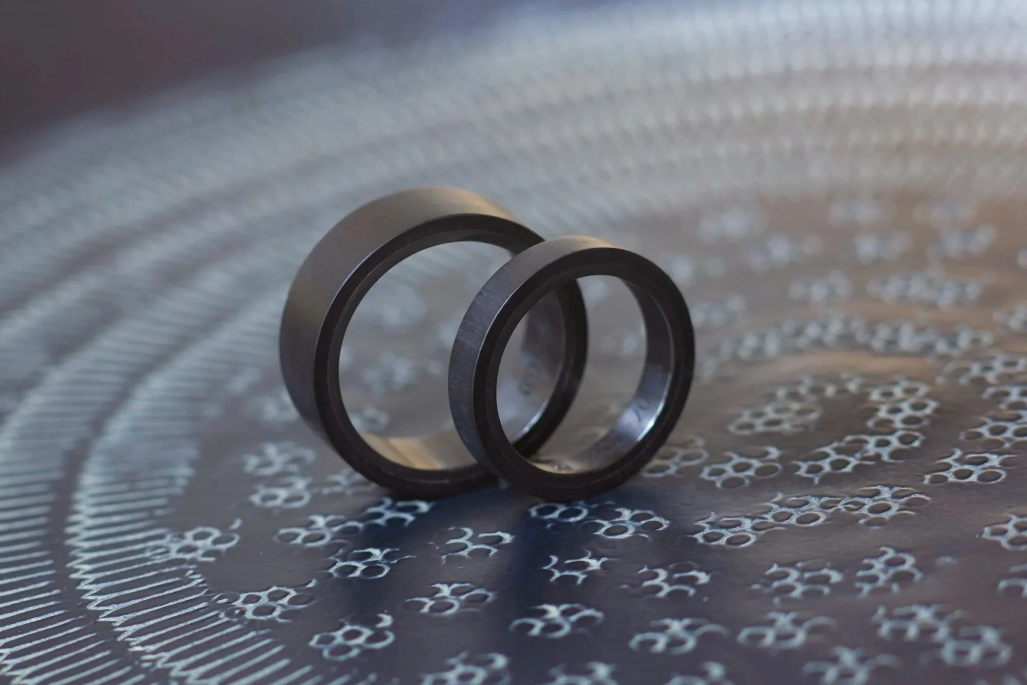 Carbon+ringen%2C+ringen+van+carbon%2C+carbon+trouwringen%2C+trouwringen+gemaakt+van+carbon%2C+Design+ringen%2C+Dutch+design+ringen%2C+Zwarte+ringen%2C+zwarte+trouwringen%2C+2.jpg