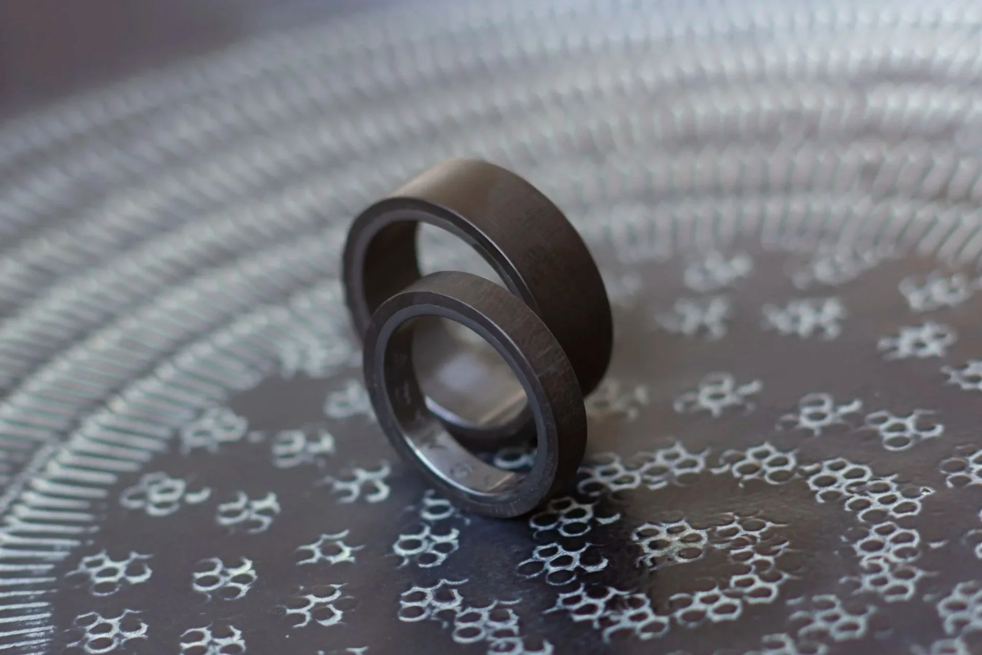 Carbon+ringen%2C+ringen+van+carbon%2C+carbon+trouwringen%2C+trouwringen+gemaakt+van+carbon%2C+Design+ringen%2C+Dutch+design+ringen%2C+Zwarte+ringen%2C+zwarte+trouwringen%2C+3.jpg