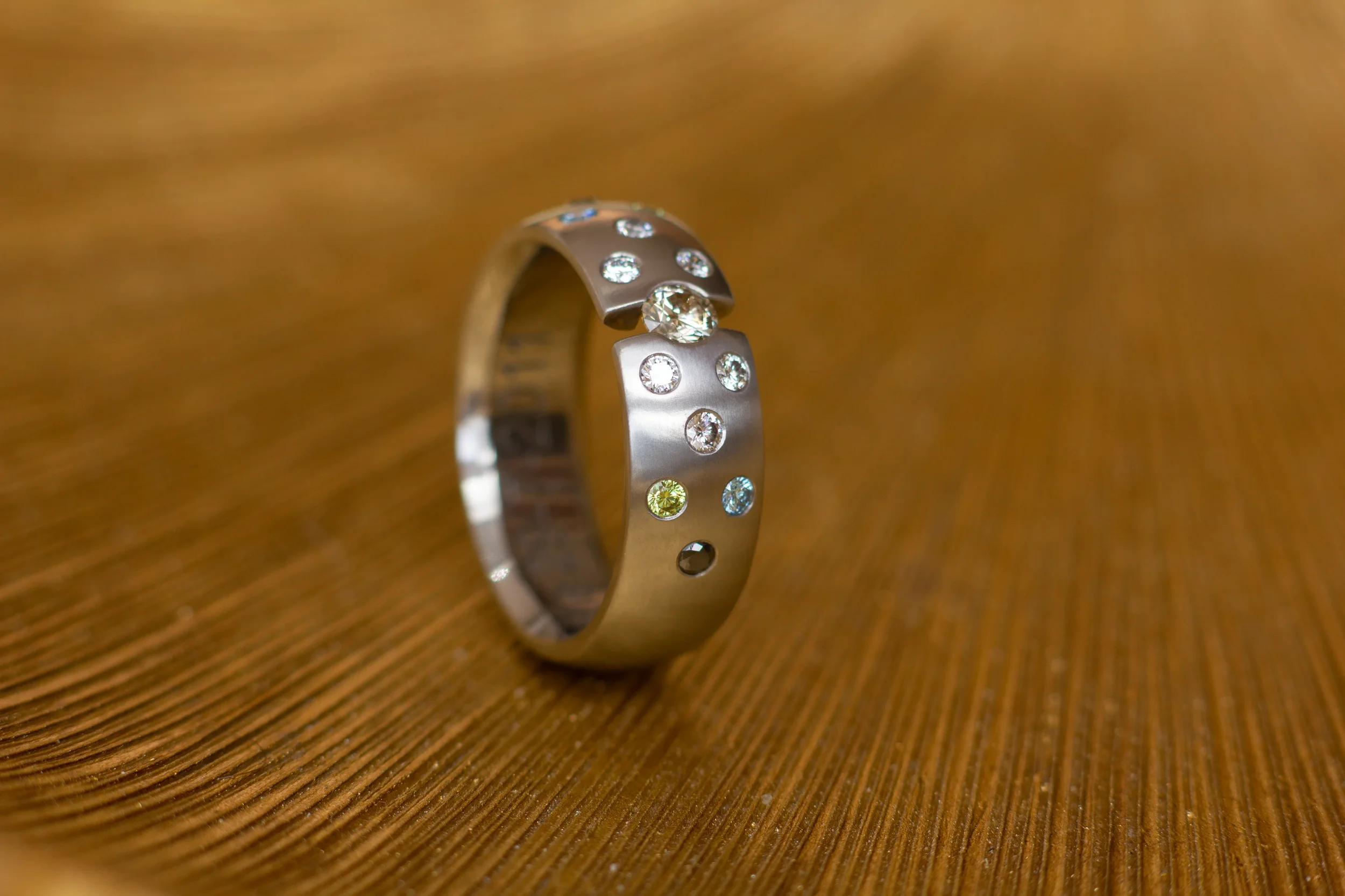 Titanium ring met gekleurde diamanten. Lab diamanten, bijzondere diamanten trouwringen. speciale diamanten trouwringen. unieke diamanten ringen 33 -geconverteerd-van-png.webp