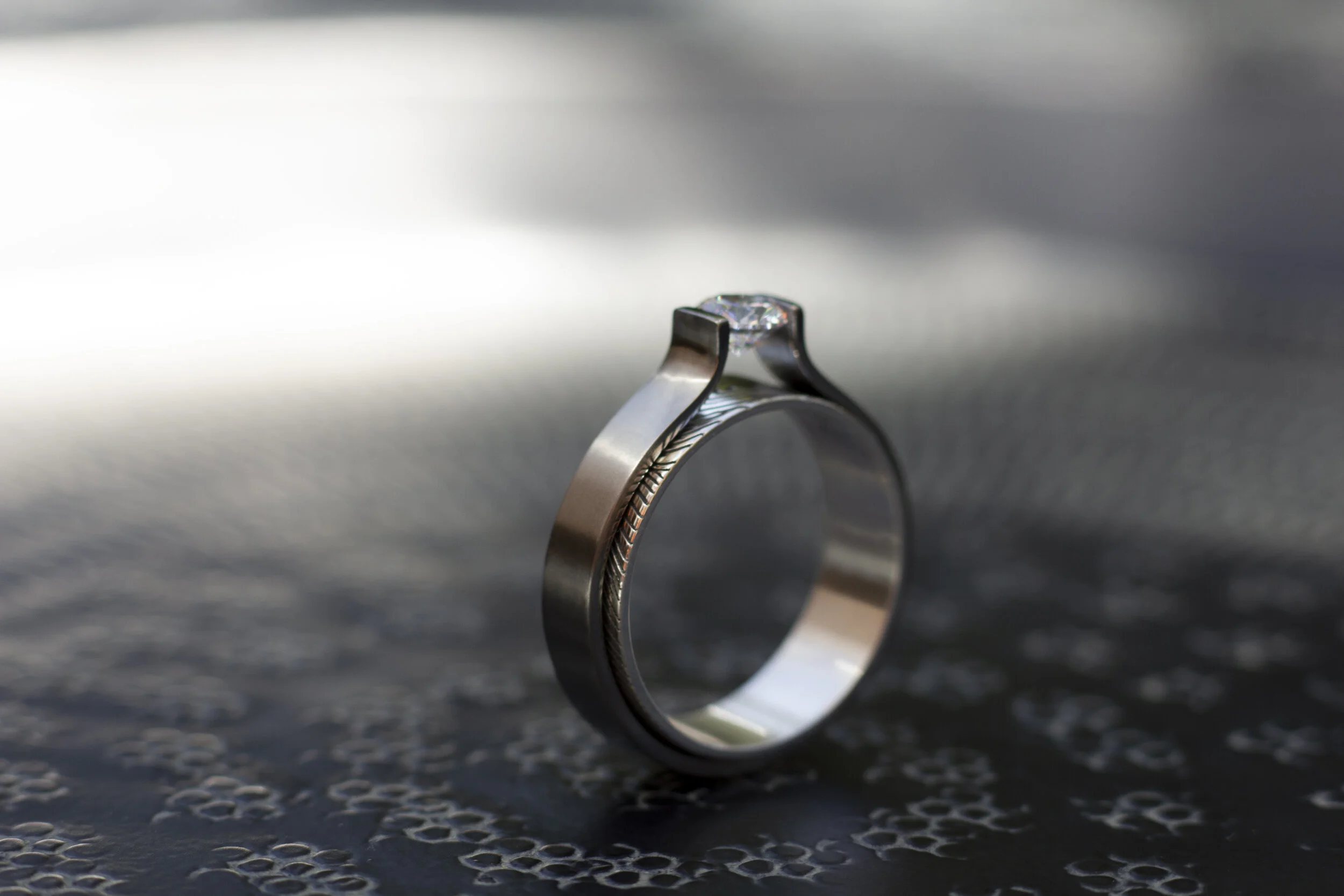 Titanium-solitair-ring-Dutch-Design-vingerafdruk-fingerprint-solitair-ring-with-fingerprint-solitair-ring-met-vingerafdruk-met-diamant-fingerabdruk-ring-design-ring