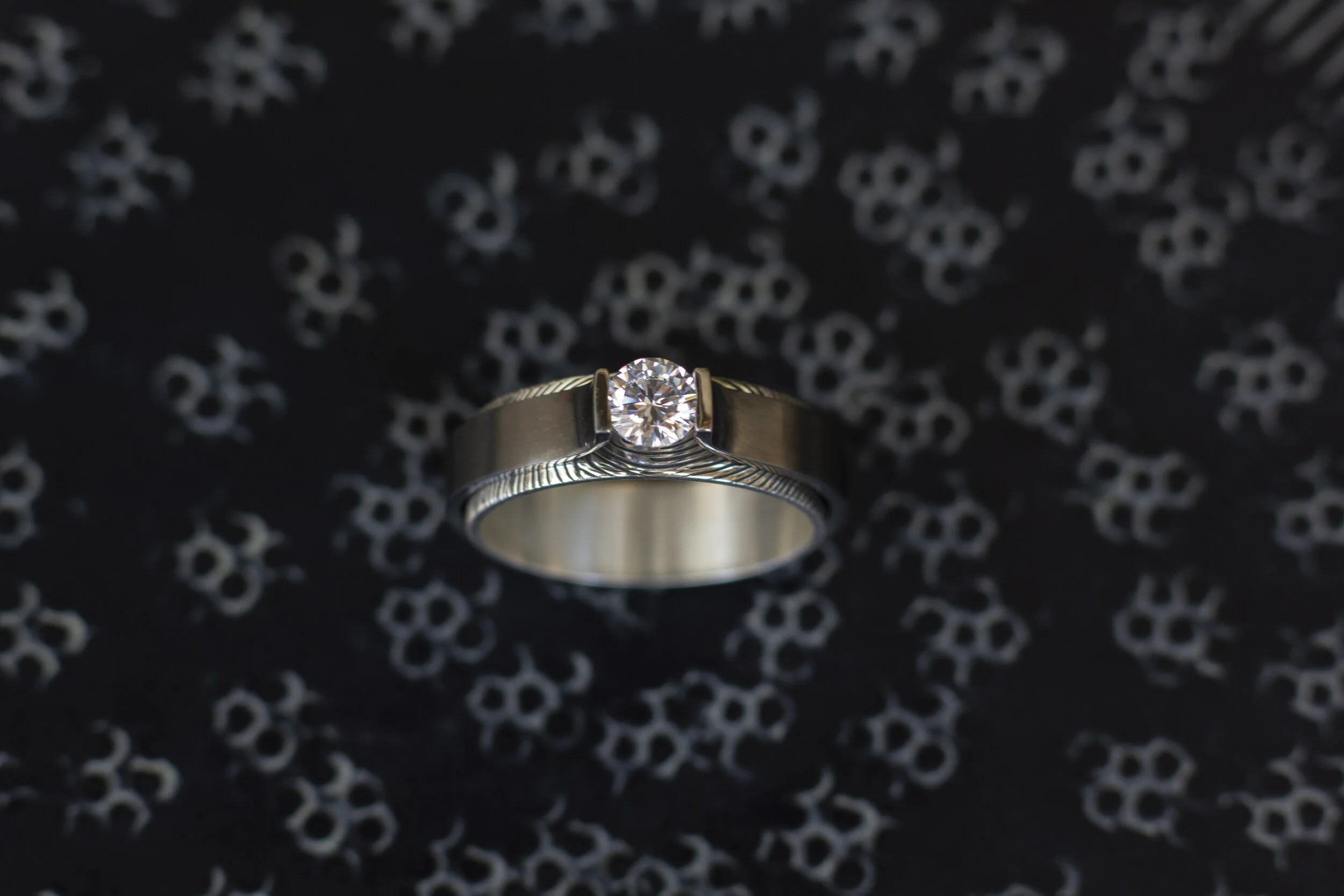 Titanium solitair ring, Dutch Design, Vingerafdruk, Fingerprint, Solitair ring with fingerprint, Solitair ring met vingerafdruk met diamant, fingerabdruk ring, Design ring