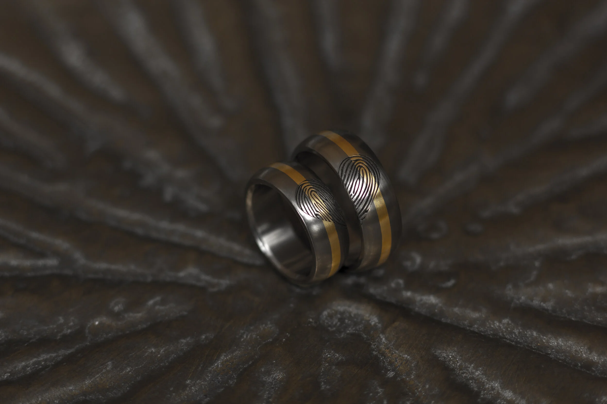 Titanium-ring-met-vingerafdruk-en-gouden-band-speciale-trouwringen-bijzonderen-trouwringen-aparte-trouwringen-8