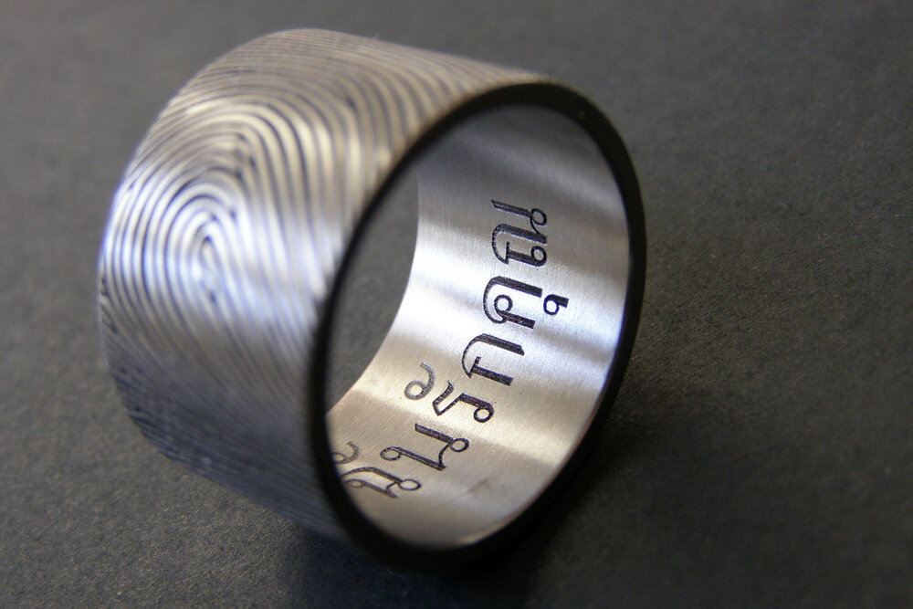 Titanium ring breed / 180c brede vingerafdruk — Kool Design Jewelry Vingerafdruk sieraden - Mannen ringen -Design ringen - Carbon ringen - Zwarte trouwringen - Vingerafdruk hangers - Sieraden met