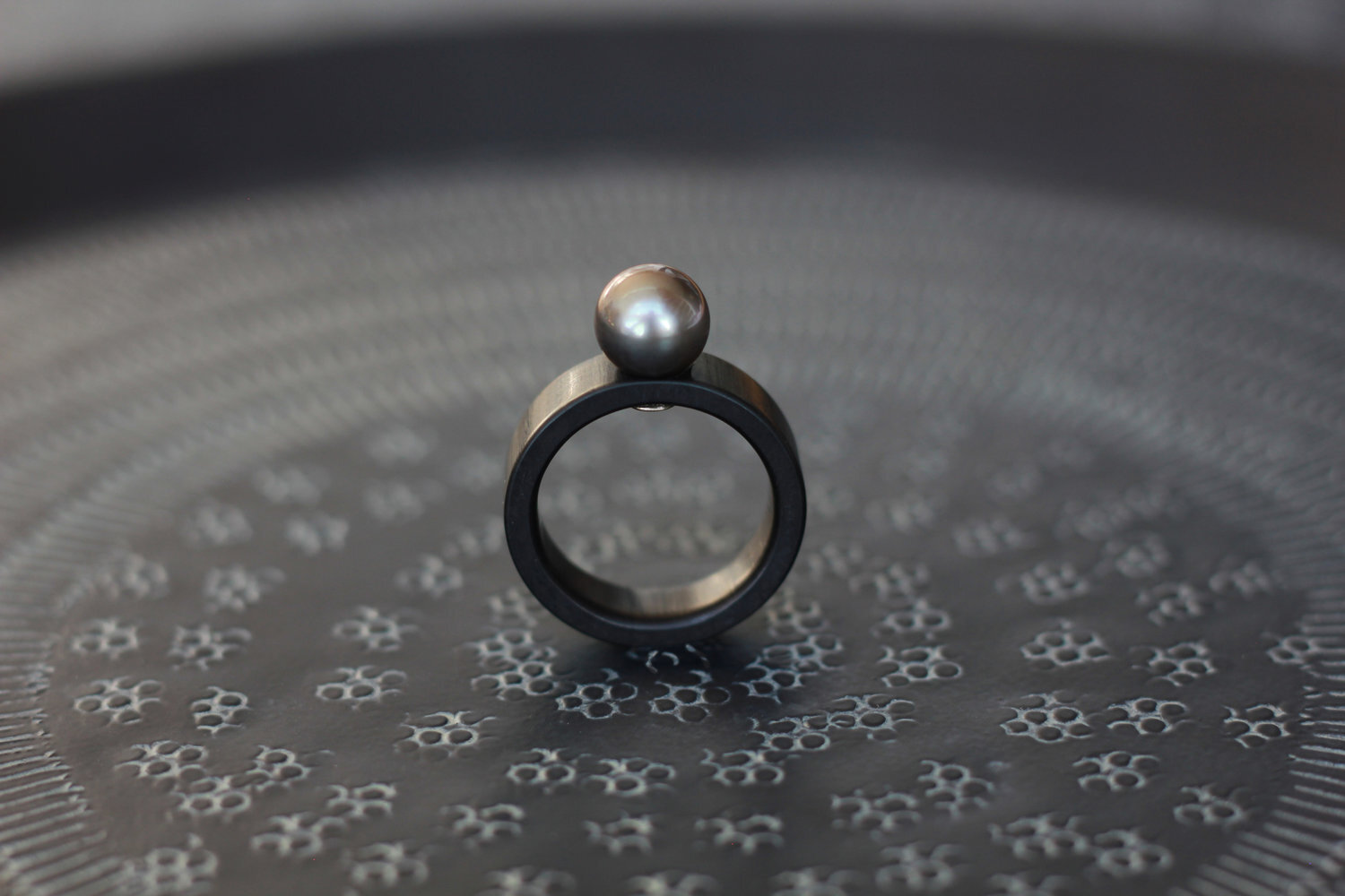 Carbon And Pearls / Tahitian Pearl / Dark 9 Mm / Round