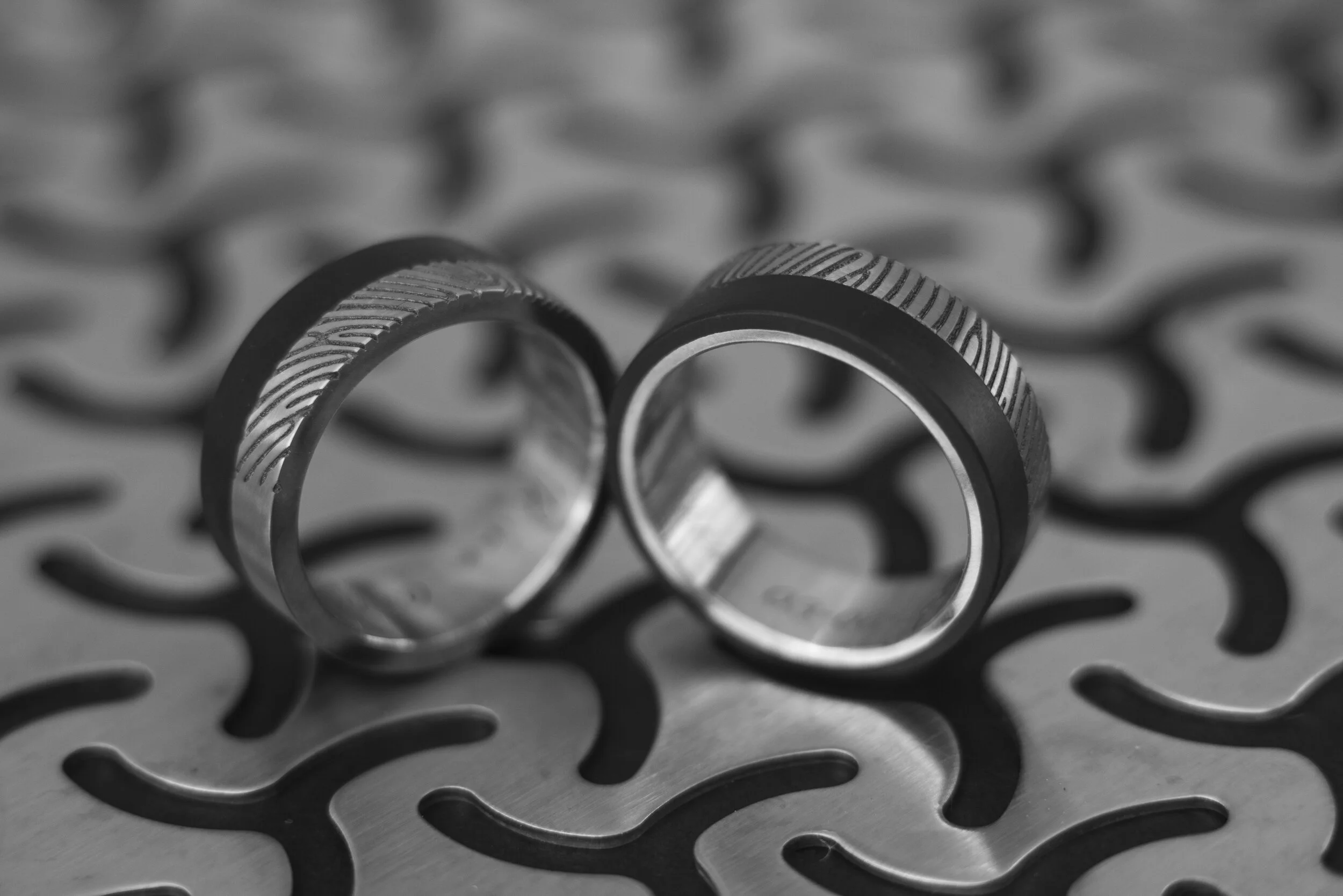 carbon-trouwringen-carbon-trouwringen-met-vingerafdruk-carbon-ringen-carbon-sieraden-carbon-design-kool-design-vriendschap-ring-carbon-profiel-ring-carbon-trouwringen-bijzondere-carbon-ringen