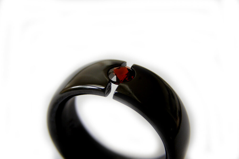 Samengesteld het laatste Lieve Zirkonium ring met rode Pyroop. Met de hand gemaakte ringen. Custom made.  Handwerk. Atelier. — Kool Design Jewelry Vingerafdruk sieraden - Mannen  ringen -Design ringen - Carbon ringen - Zwarte trouwringen -