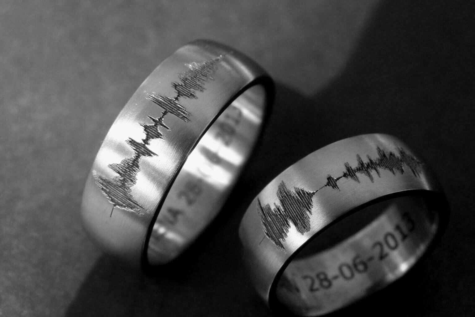 Soundwave-ringen-Geluidsgolf-ringen-Soundwave-geluidsgolf-Music-wave-ring-Geluidsgolf-sieraden-Design-jewelry-Design-ringen-Kool-Design-Geluidsgolf-sieraden-Titanium-soundwave-ringen