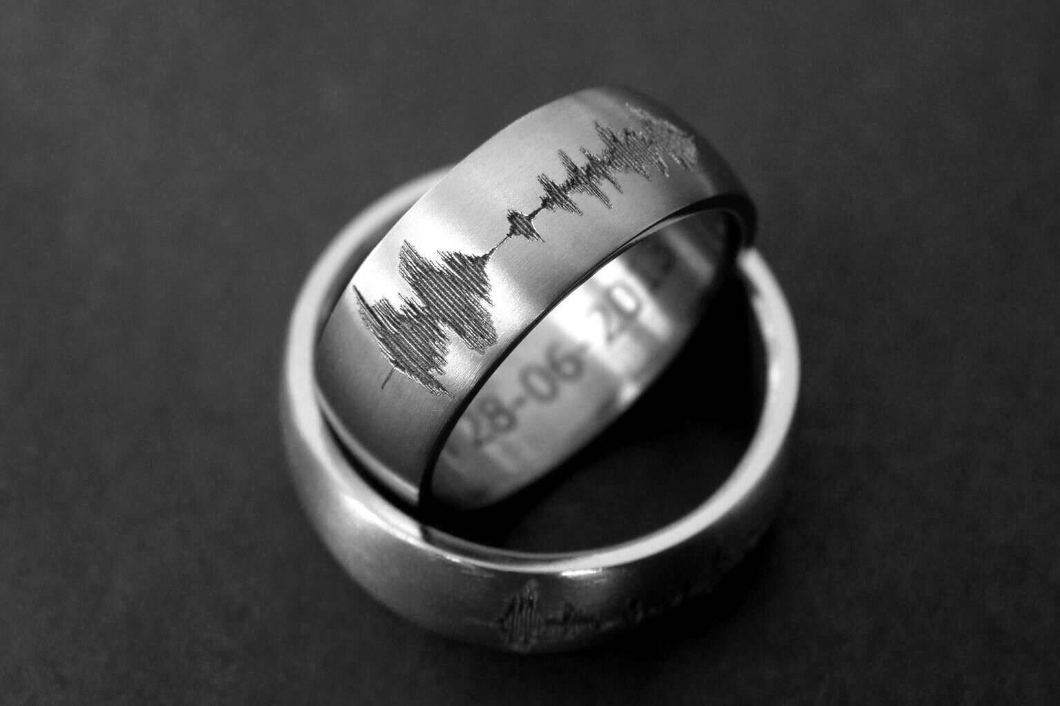 Soundwave-ringen-Geluidsgolf-ringen-Soundwave-geluidsgolf-Music-wave-ring-Geluidsgolf-sieraden-Design-jewelry-Design-ringen-Kool-Design-Geluidsgolf-sieraden-Titanium-soundwave-ringen
