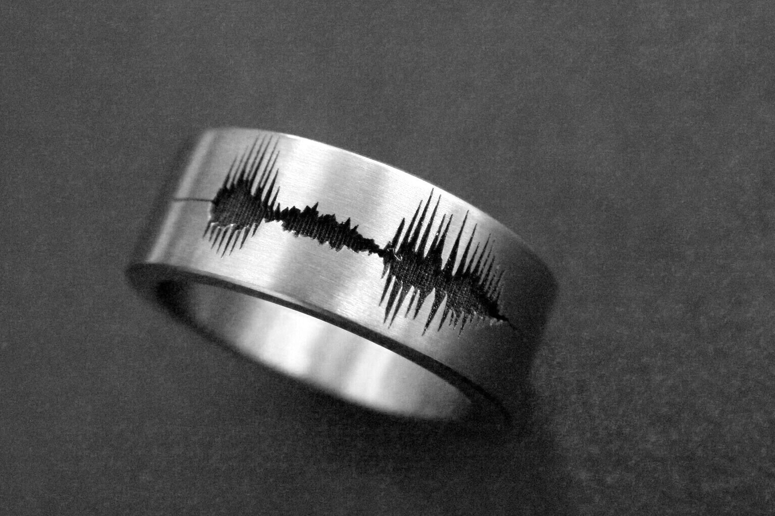 Bijzondere-Titanium-ring-met-geluidsgolf-soundwave-ring-geluidsgolf-ringen