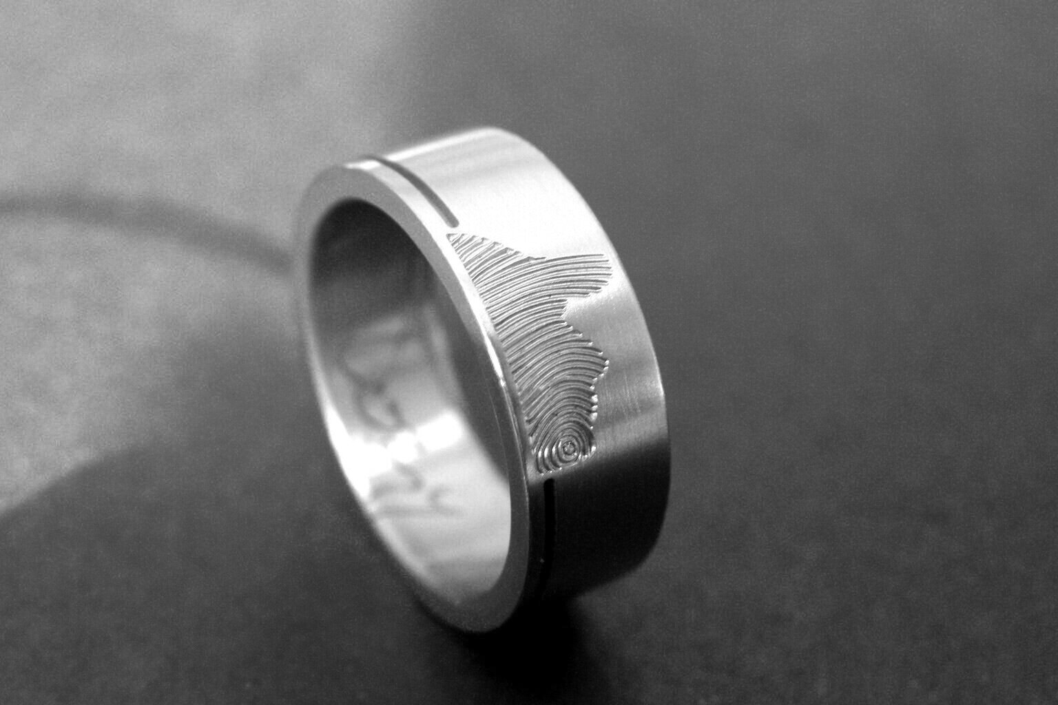 Profiel+ring+met+vingerafdruk+titanium+vingerafdruk+ring+vingerafdrukring+trouwringen+persoonlijk+kool+design+design+ringen+1.jpg