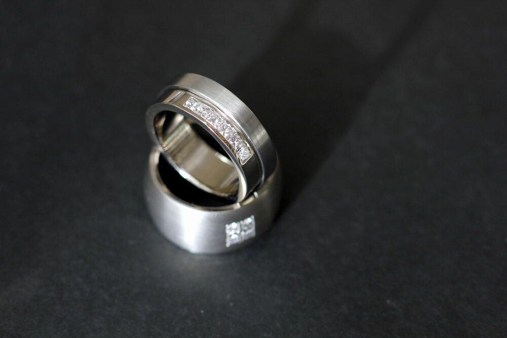 Staal Goud en Diamanten. Wij maken ontwerpen alle ringen in ons eigen atelier. Custom made. — Kool Design Jewelry Vingerafdruk sieraden - Mannen ringen -Design ringen Carbon ringen - Zwarte