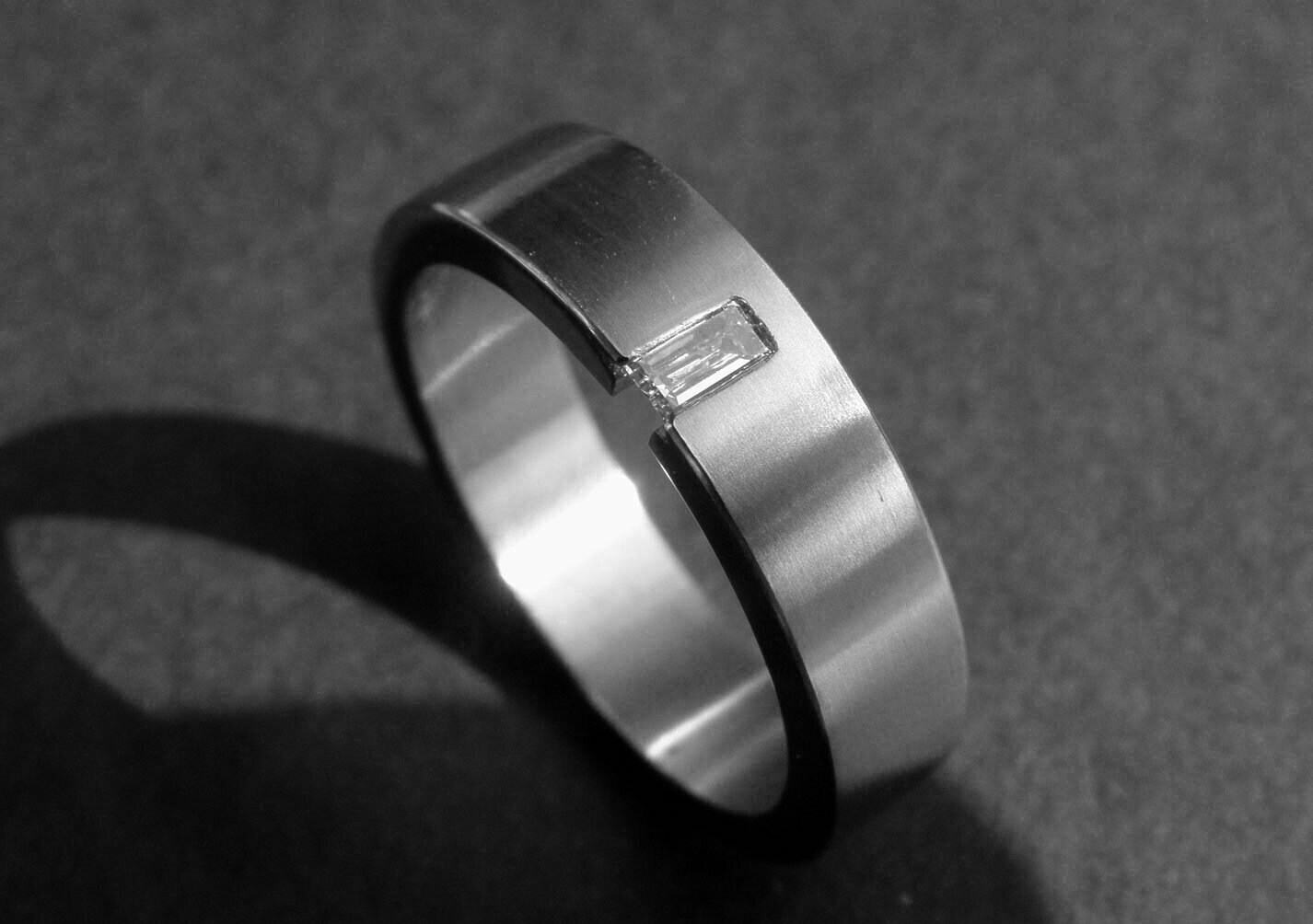 Titanium ring met baguette diamant