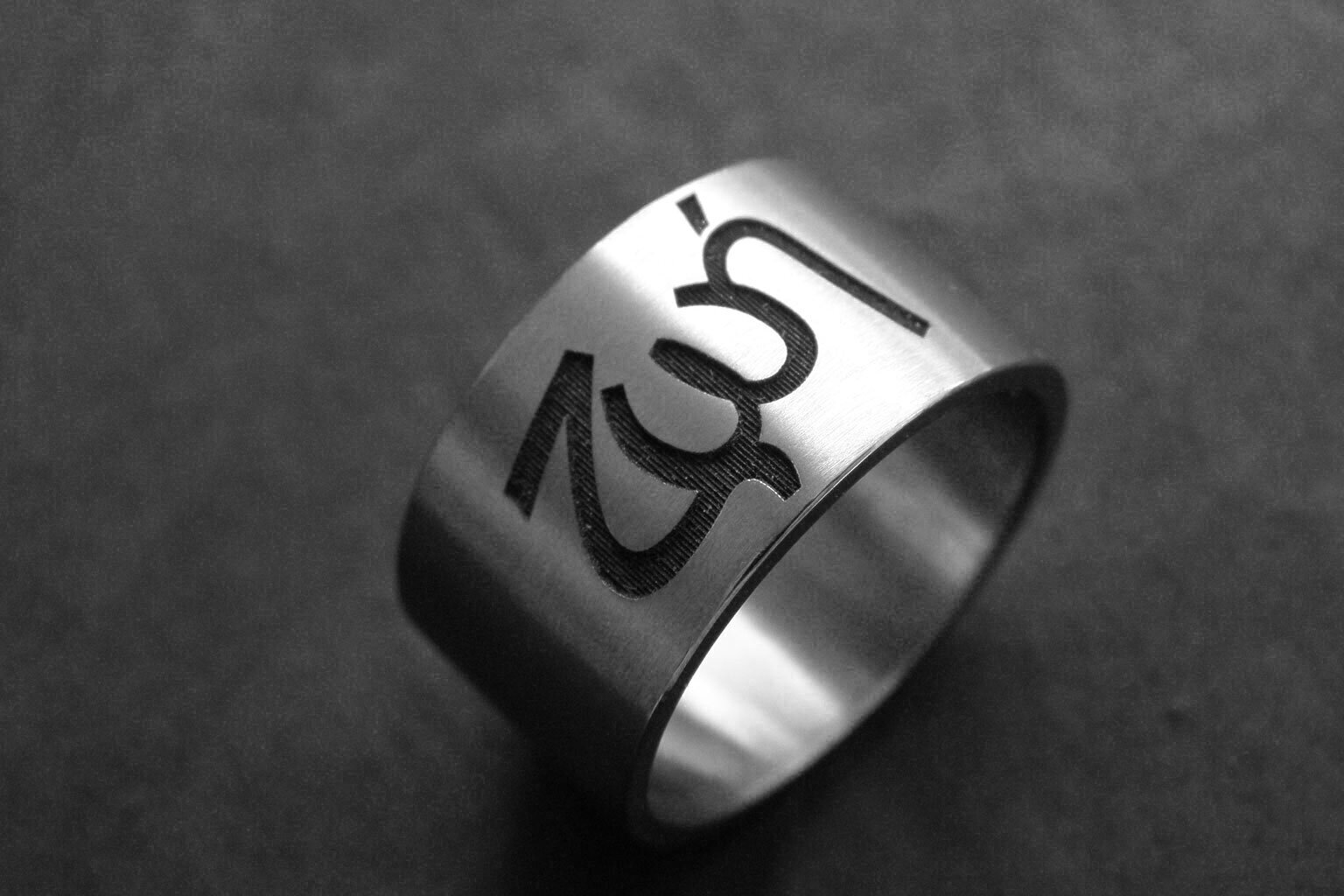 Naam-ring Naam-ringen ring-met-naam ring-met-letters Sieraden-met-namen ringen-met-namen ringen-met-initialen initialen