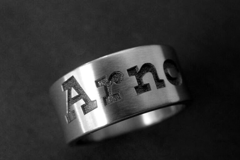 Naam-ring Naam-ringen ring-met-naam ring-met-letters Sieraden-met-namen ringen-met-namen ringen-met-initialen