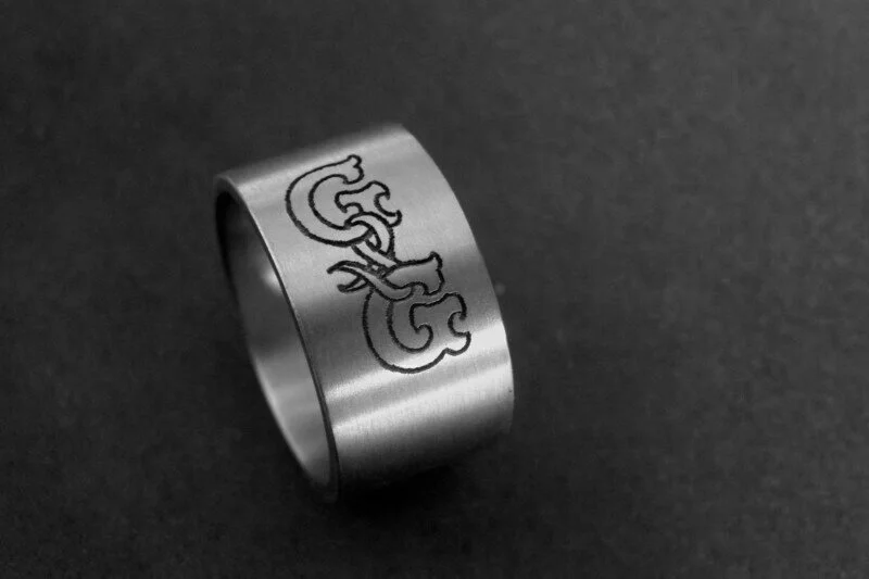 Naam-ring Naam-ringen ring-met-namen ring-met-letters Sieraden-met-namen ringen-met-namen ringen-met-initialen initialen