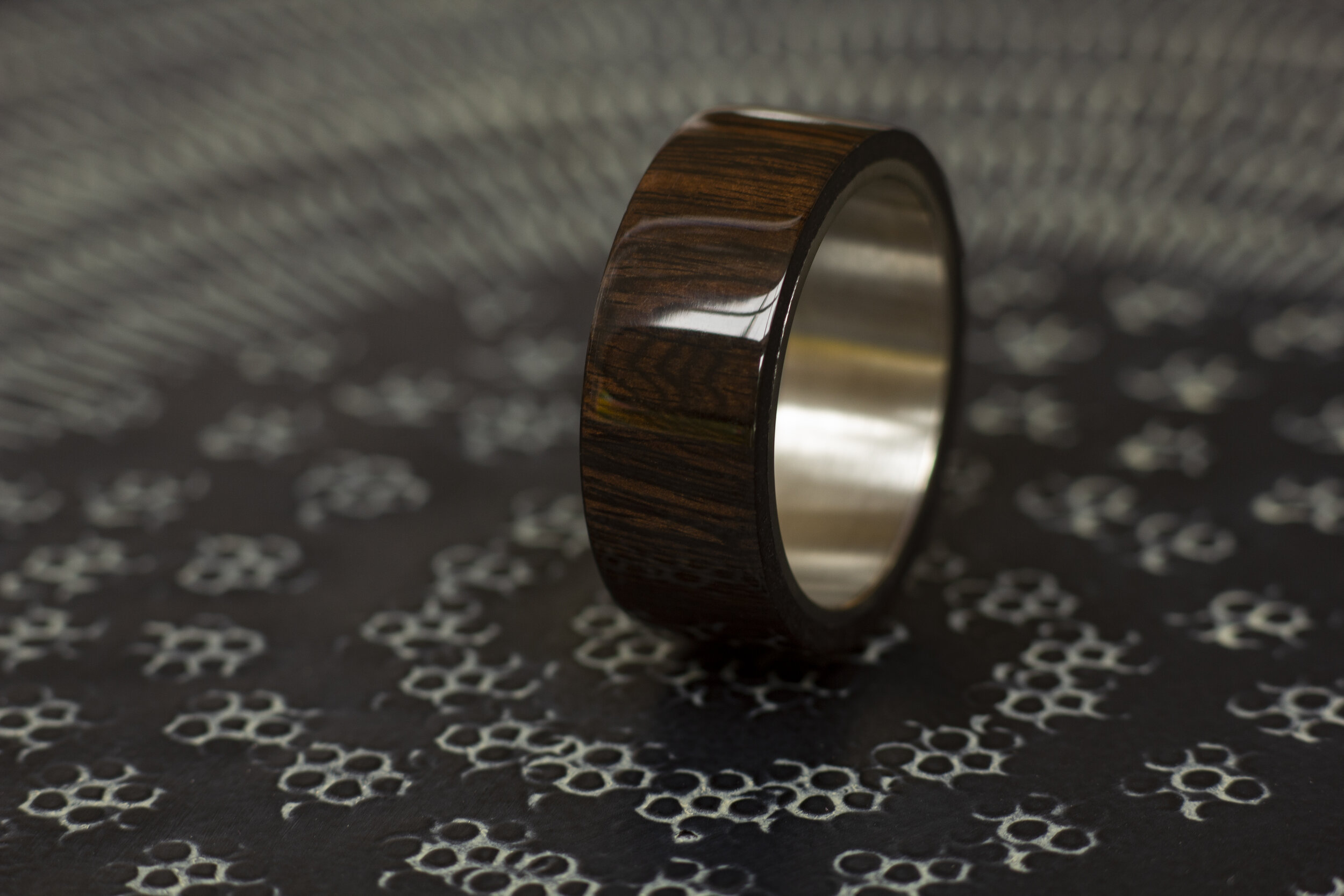 houten ring Walnoot houten ring houten trouwring gebogen houten ring voor mannen houten ring voor mannen Walnoot gebogen houten ring gebogen houten ring Sieraden Ringen Banden 