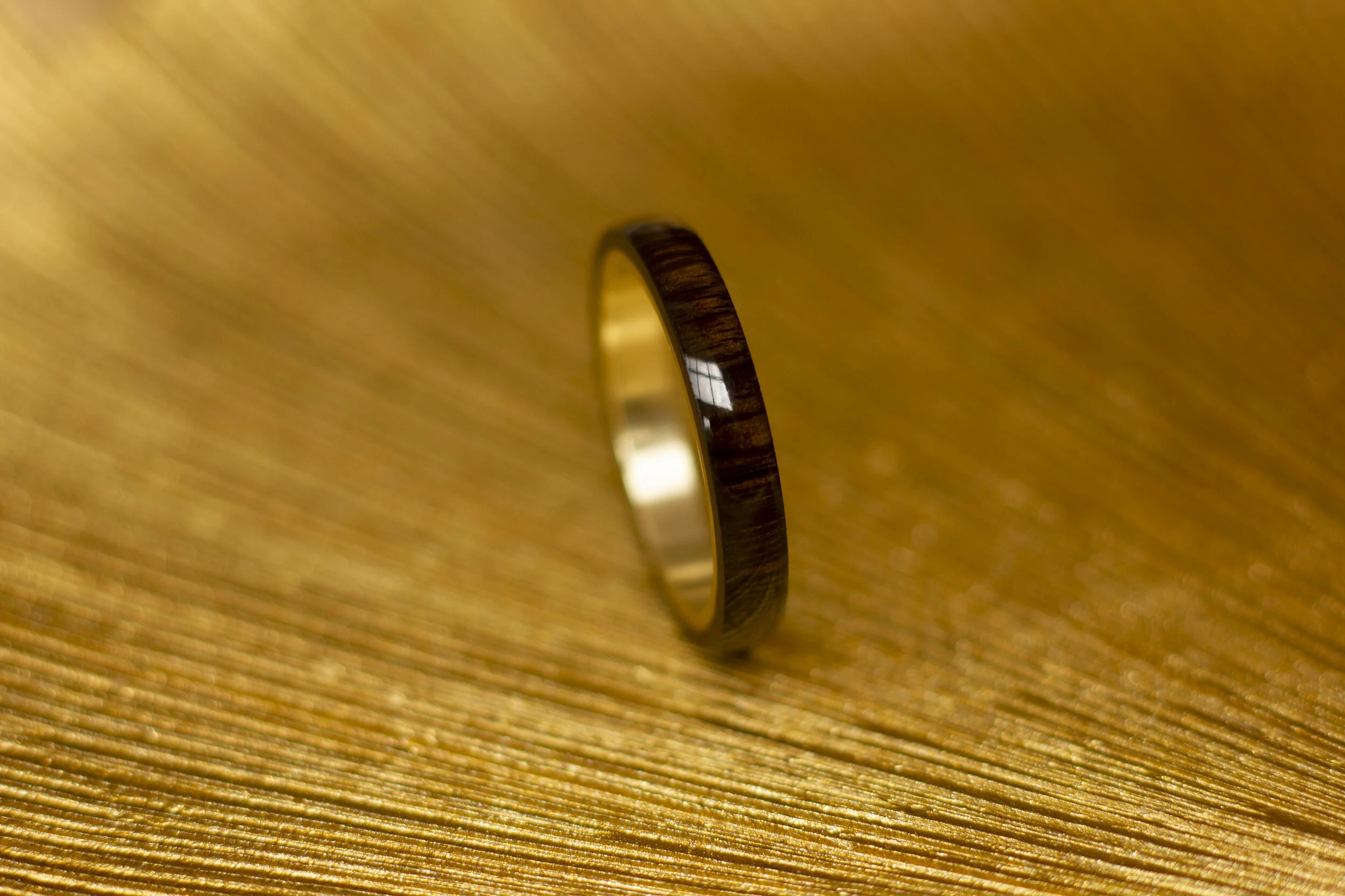 houten-binnenzijde-houten-trouwringen-ringen-gemaakt-van-hout-houten-sieraden-houten-trouwringen-ringen-gemaakt-van-hout-houten-verloving-ringen