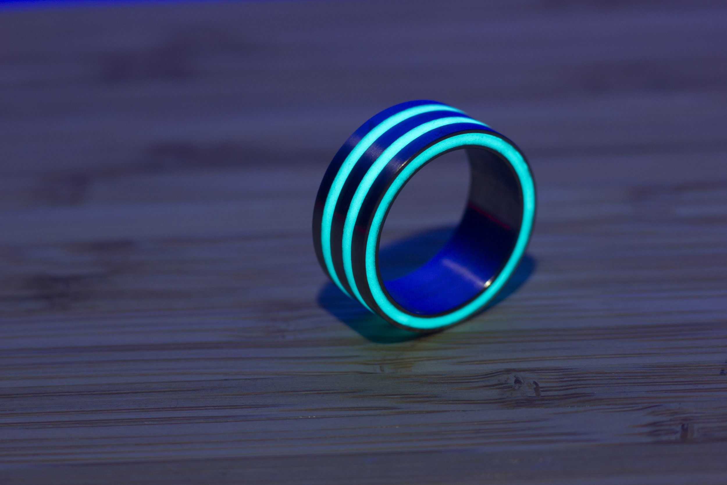 Glow in the dark ring, glow in the dark sieraden, Titanium ring met glow in the dark, lichtgevende ringen, lichtgevende sieraden, blacklight 6.jpg