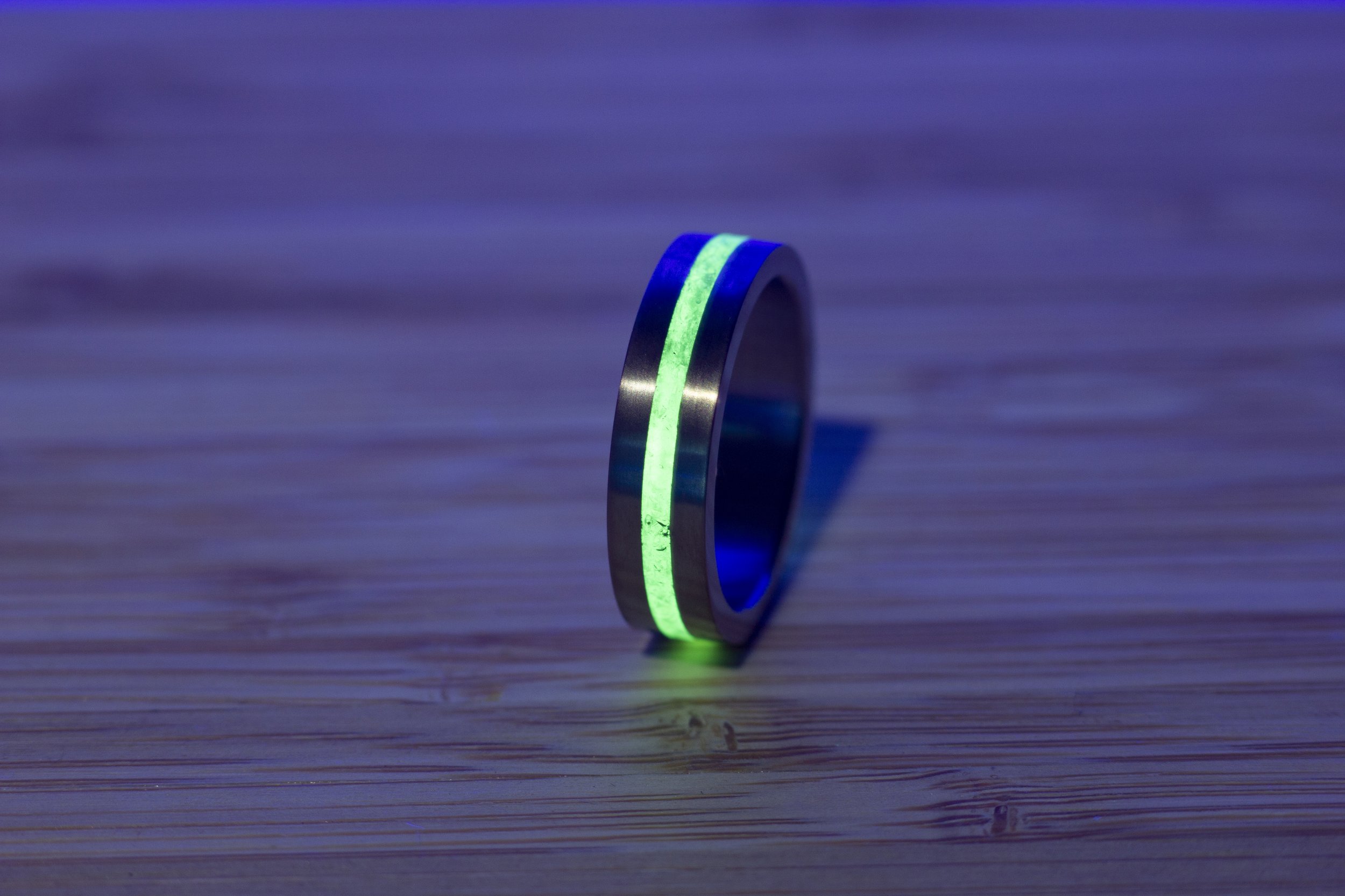 Glow in the dark ring, glow in the dark sieraden, Titanium ring met glow in the dark, lichtgevende ringen, lichtgevende sieraden, blacklight, maansteen 8.jpg
