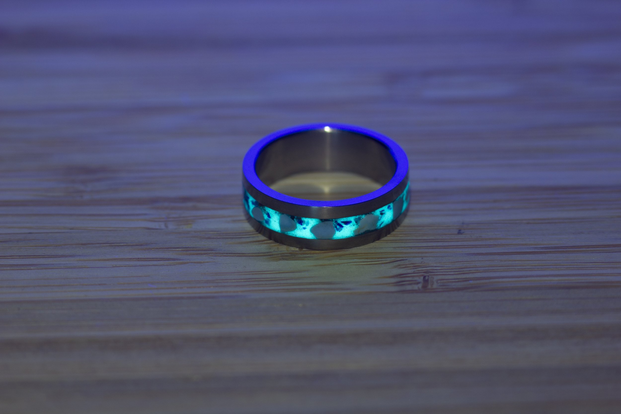 Glow in the dark ring, glow in the dark sieraden, Titanium ring met glow in the dark, lichtgevende ringen, lichtgevende sieraden, blacklight, lapislazuli, turquoise 7.jpg