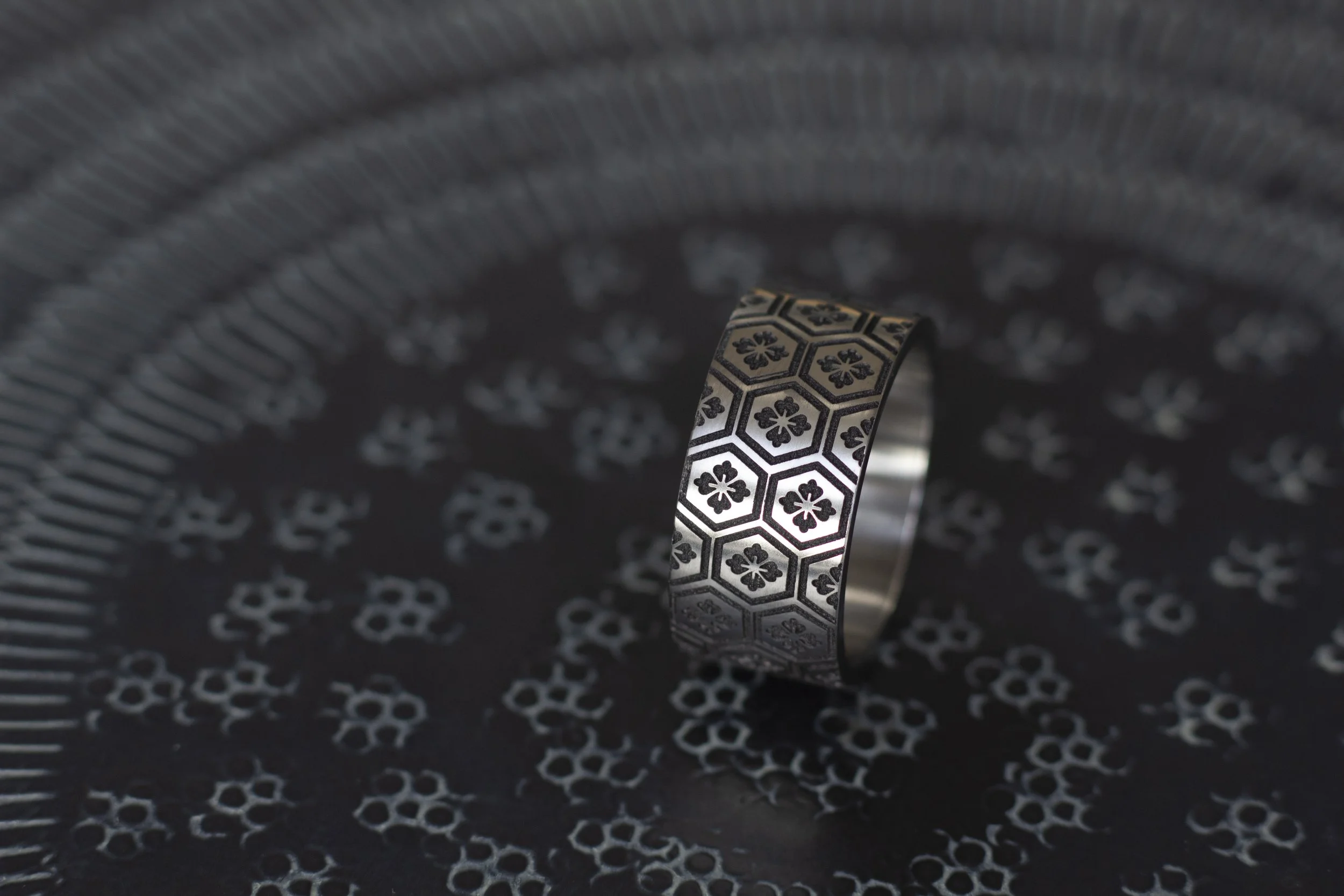 Titanium-hexagoon-ring-Japans-geometrisch-design-met-Japans-symmetrische-wagara-patronen-Seigaiha-Asanoha-Kikkō