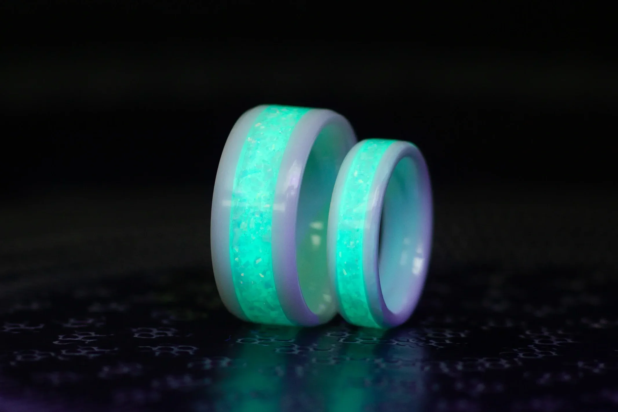 Keramische+Glow+in+the+Dark+Ringen+met+Synthetisch+Opaal+112222.webp