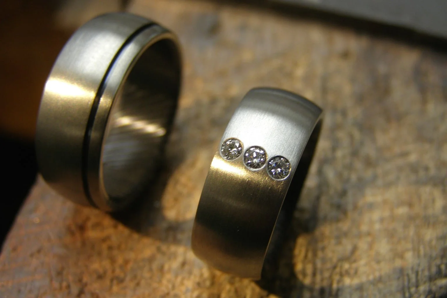 Titanium-en-zirkonium-ring-met-vingerafdruk-binnenzijde-gepersonaliseerde-sieraden-titanium-en-zirkonium