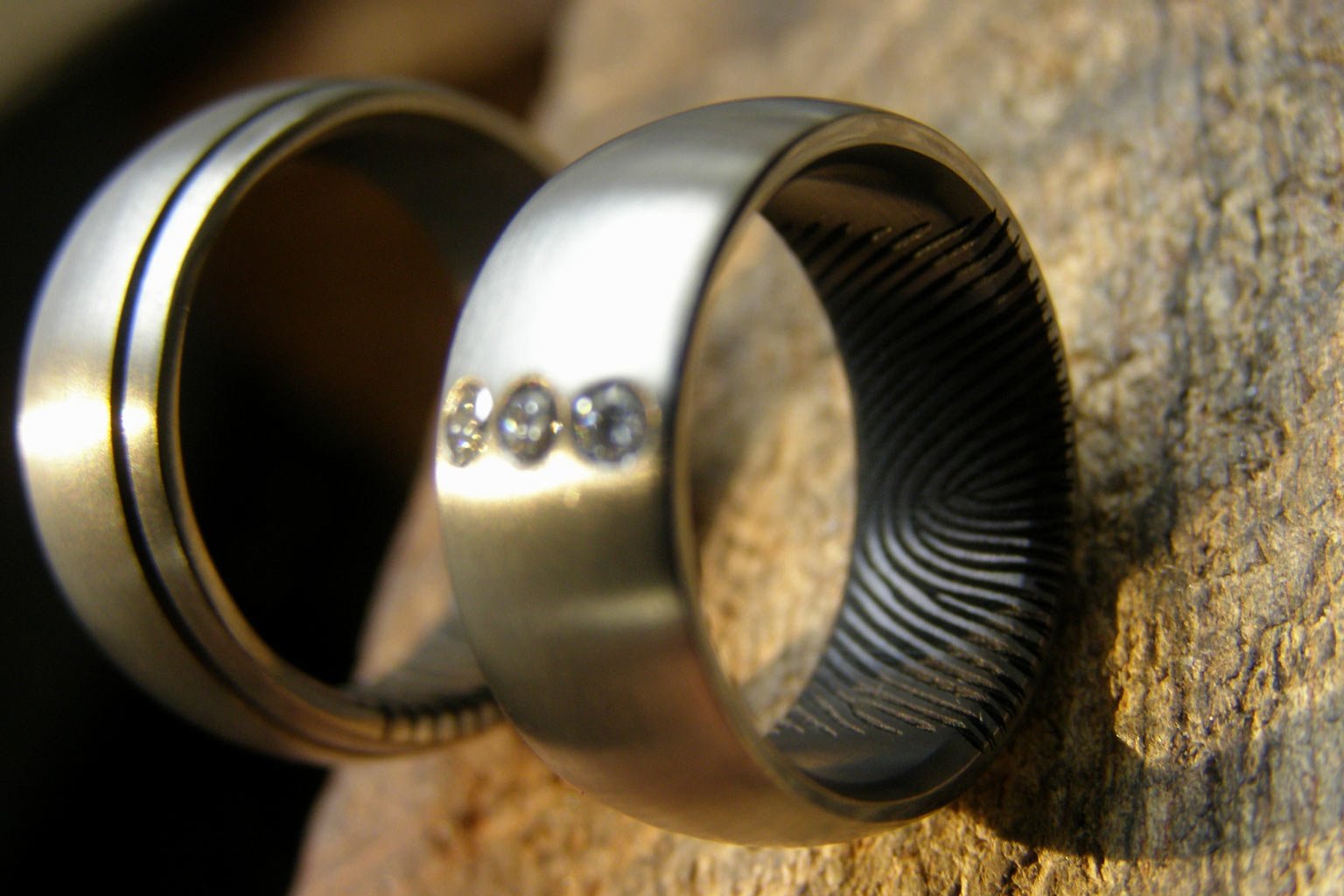 Titanium-en-zirkonium-ring-met-vingerafdruk-binnenzijde-gepersonaliseerde-sieraden-titanium-en-zirkonium