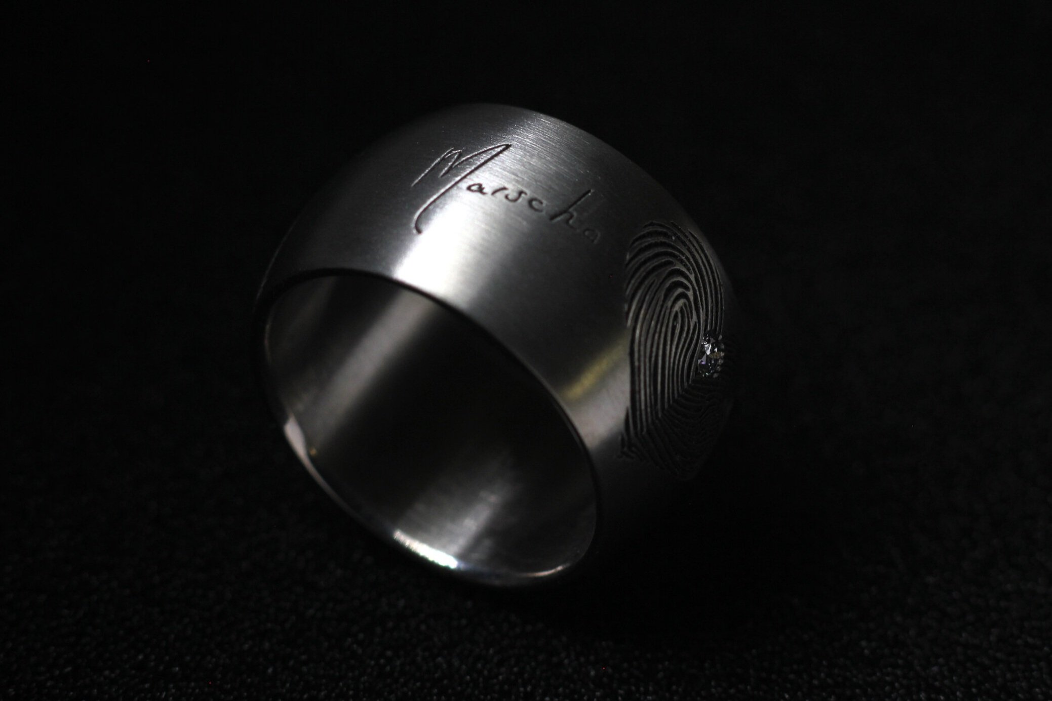 Titanium-ring-met-vingerafdrukken-vingerafdruk-ring-speciale-trouwringen-unieke-trouwringen-kool-design