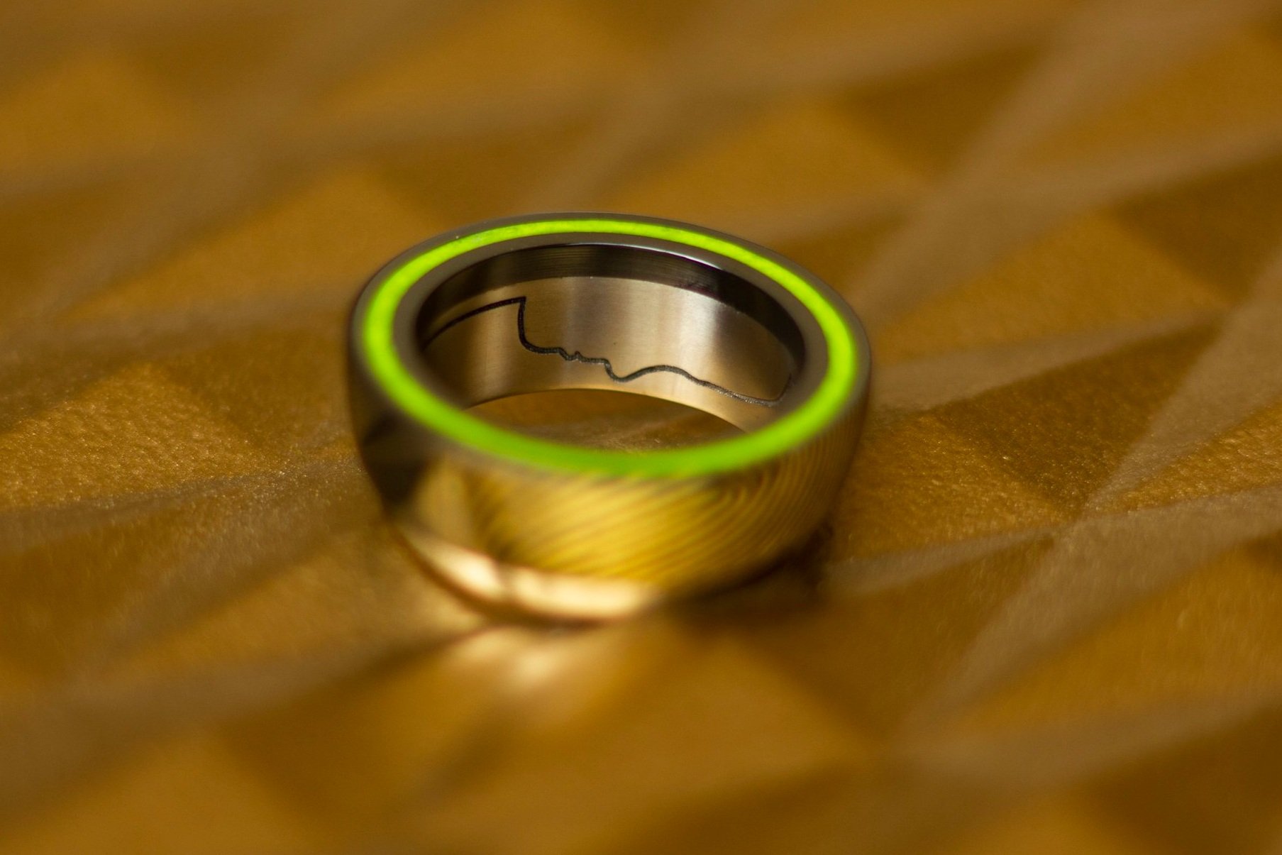 Zwarte-zirkonium-ring-met-glow-in-the-dark-glow-in-the-dark-ring-bijzondere-ringen-speciale-ringen