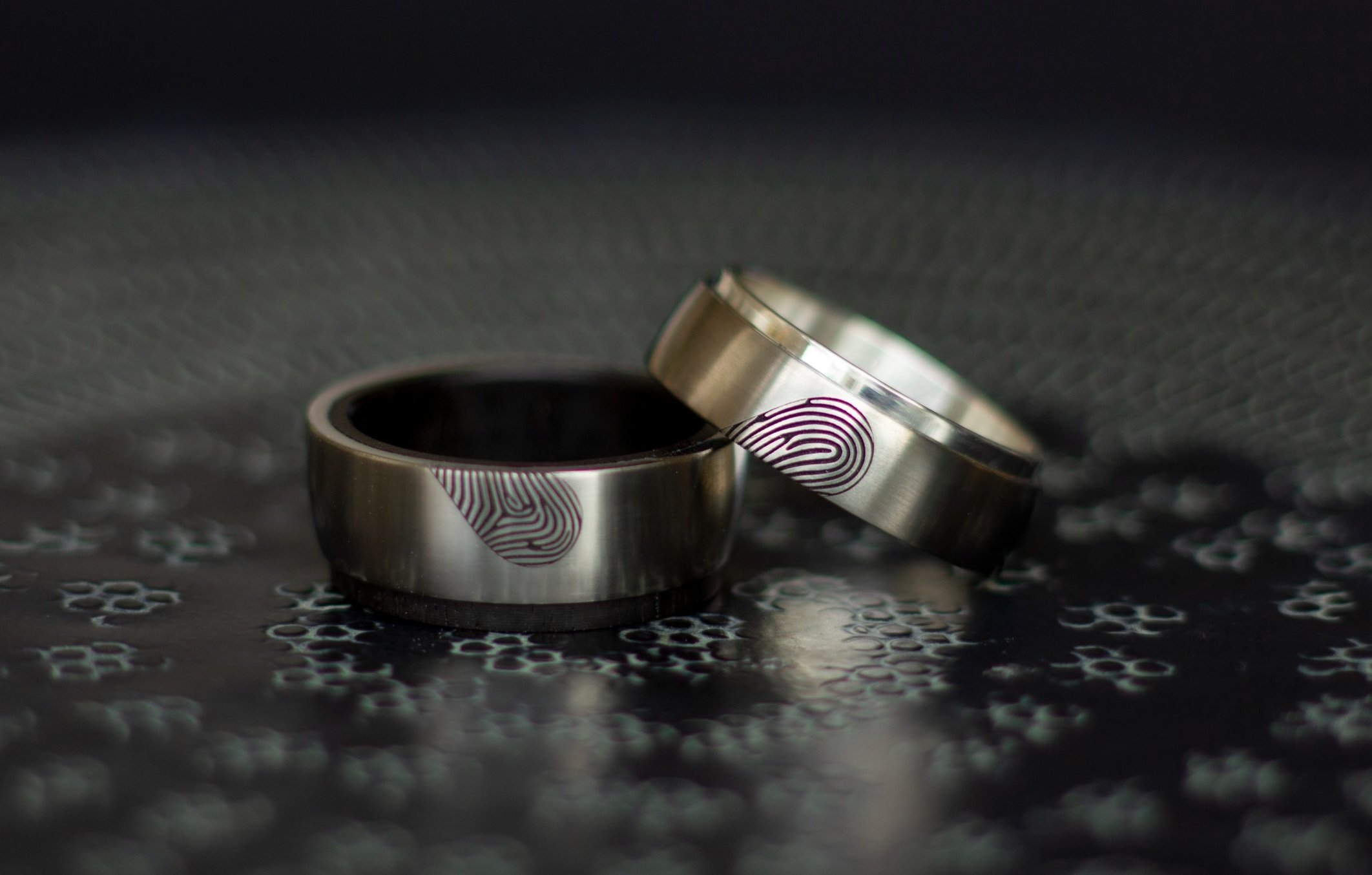 Titanium-vingerafdruk-ring-met-gouden-binnenzijde-en-de-andere-ring-een-zilveren-binnenzijde-bijzondere-trouwringen-unieke-trouwringen-gepersonaliseerde-trouwringen-8