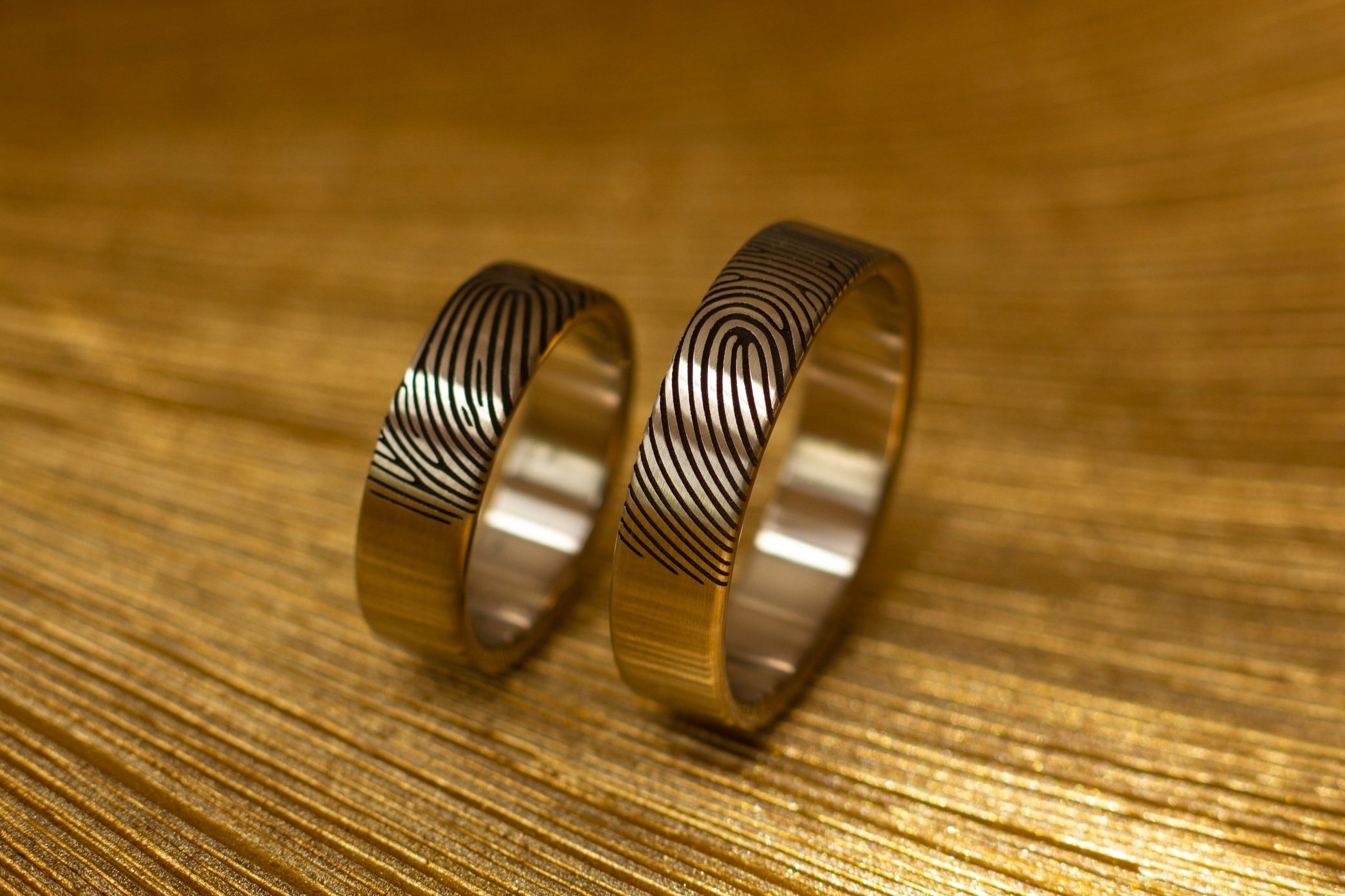 Witouden-ringen-met-vingerafdrukken-Witgouden-trouwringen-met-vingerafdruk-Vingerfafdrukken-Design-kool-speciale-trouwringen-8