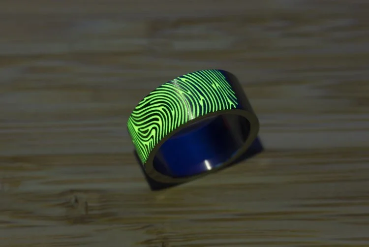 Glow+in+the+dark+ring,+glow+in+the+dark+sieraden,+Titanium+ring+met+glow+in+the+dark,+lichtgevende+ringen,+lichtgevende+sieraden,+blacklight,+Titanium+vingerafdruk+ring+6.jpg