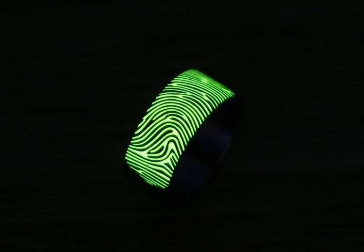 Glow+in+the+dark+ring,+glow+in+the+dark+sieraden,+Titanium+ring+met+glow+in+the+dark,+lichtgevende+ringen,+lichtgevende+sieraden,+blacklight,+Titanium+vingerafdruk+ring+5.jpg
