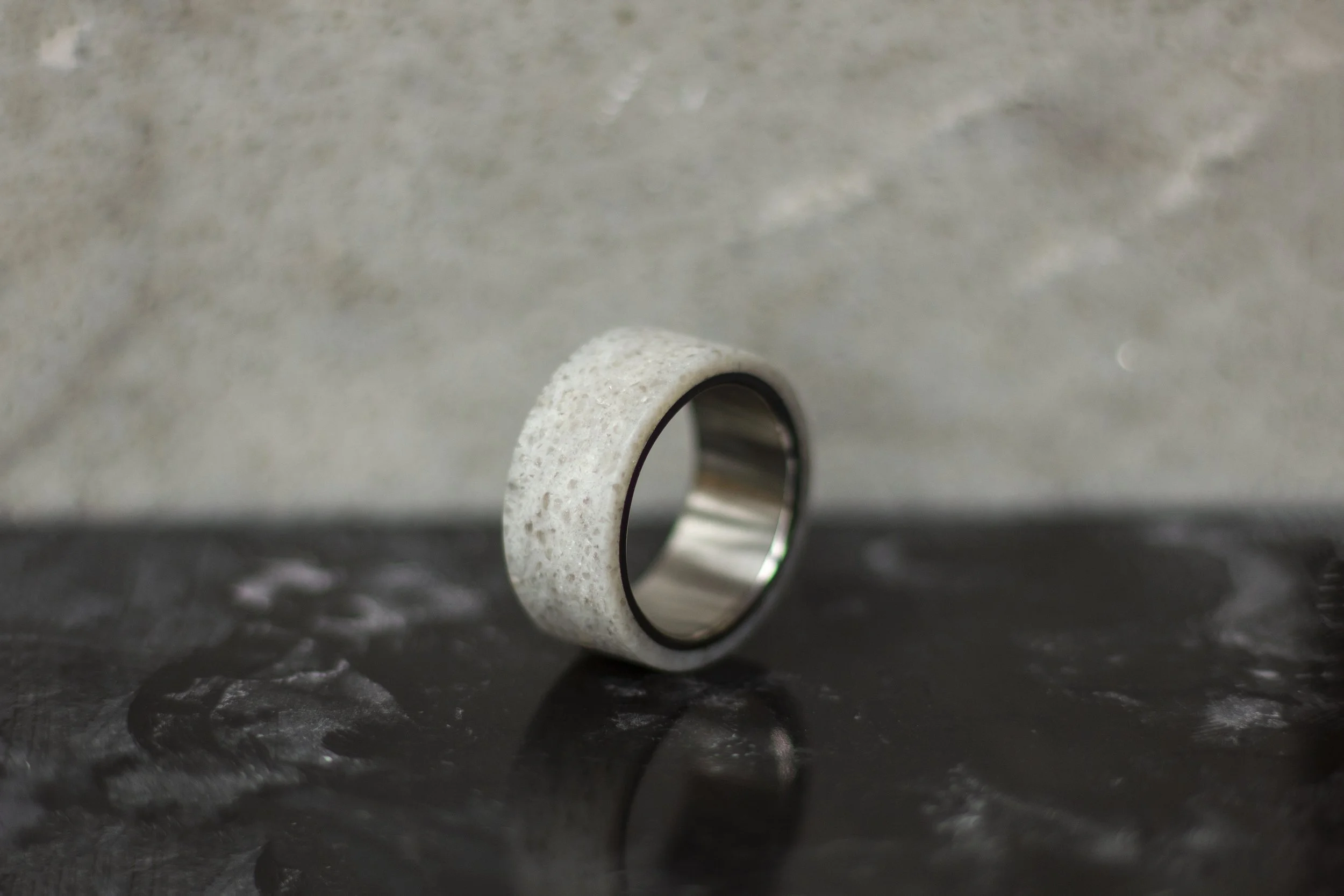 kwarts-composiet-ringen-tijdloos-elegant-duurzaam-vakmanschap-modern-design-luxe-sieraden-22.jpg
