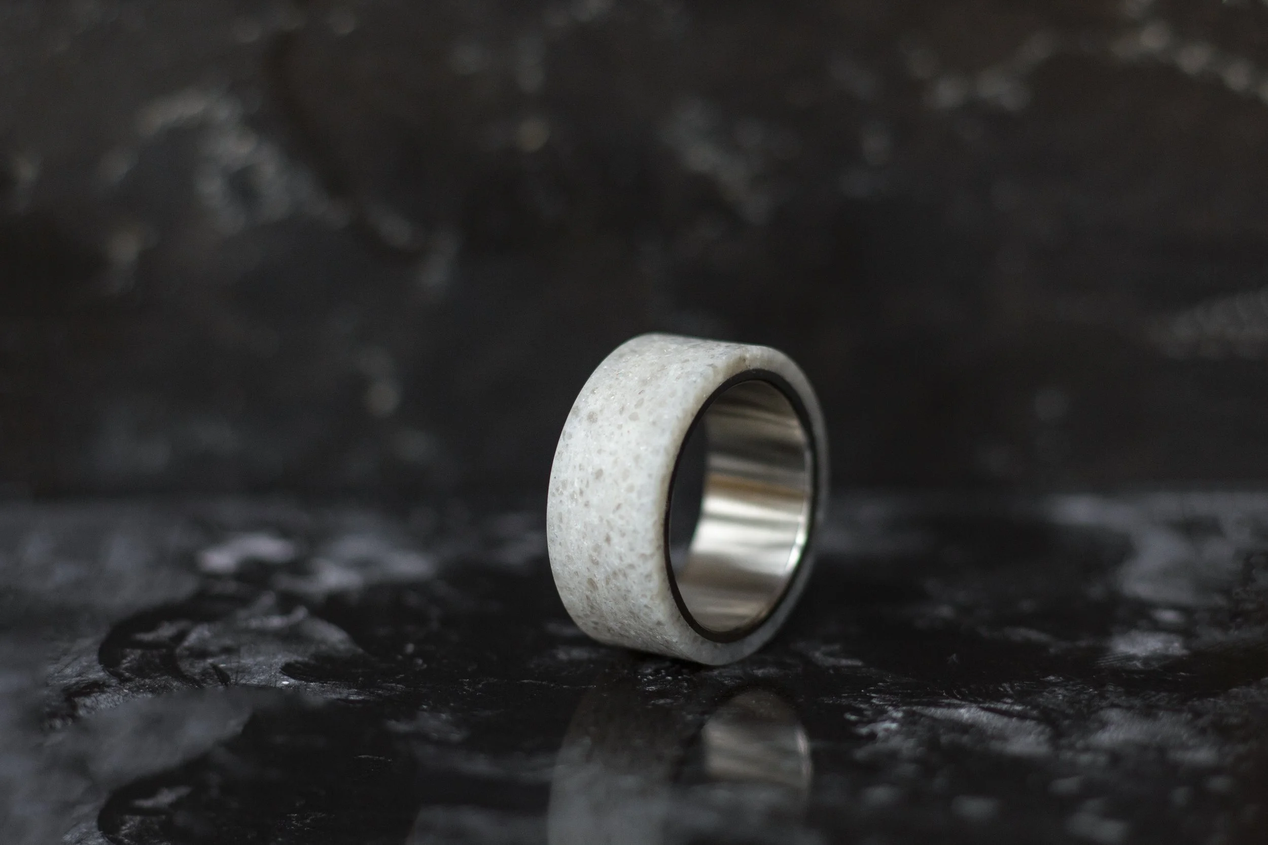 kwarts-composiet-ringen-tijdloos-elegant-duurzaam-vakmanschap-modern-design-luxe-sieraden-2211.jpg