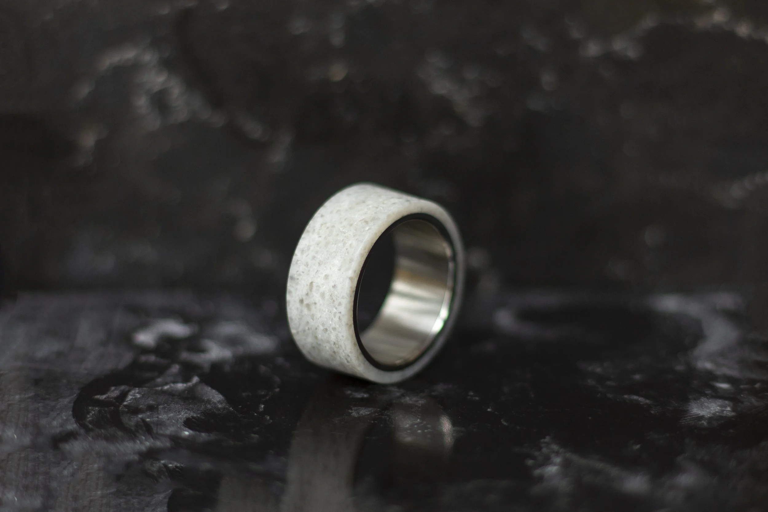 kwarts-composiet-ringen-tijdloos-elegant-duurzaam-vakmanschap-modern-design-luxe-sieraden-88888.jpg
