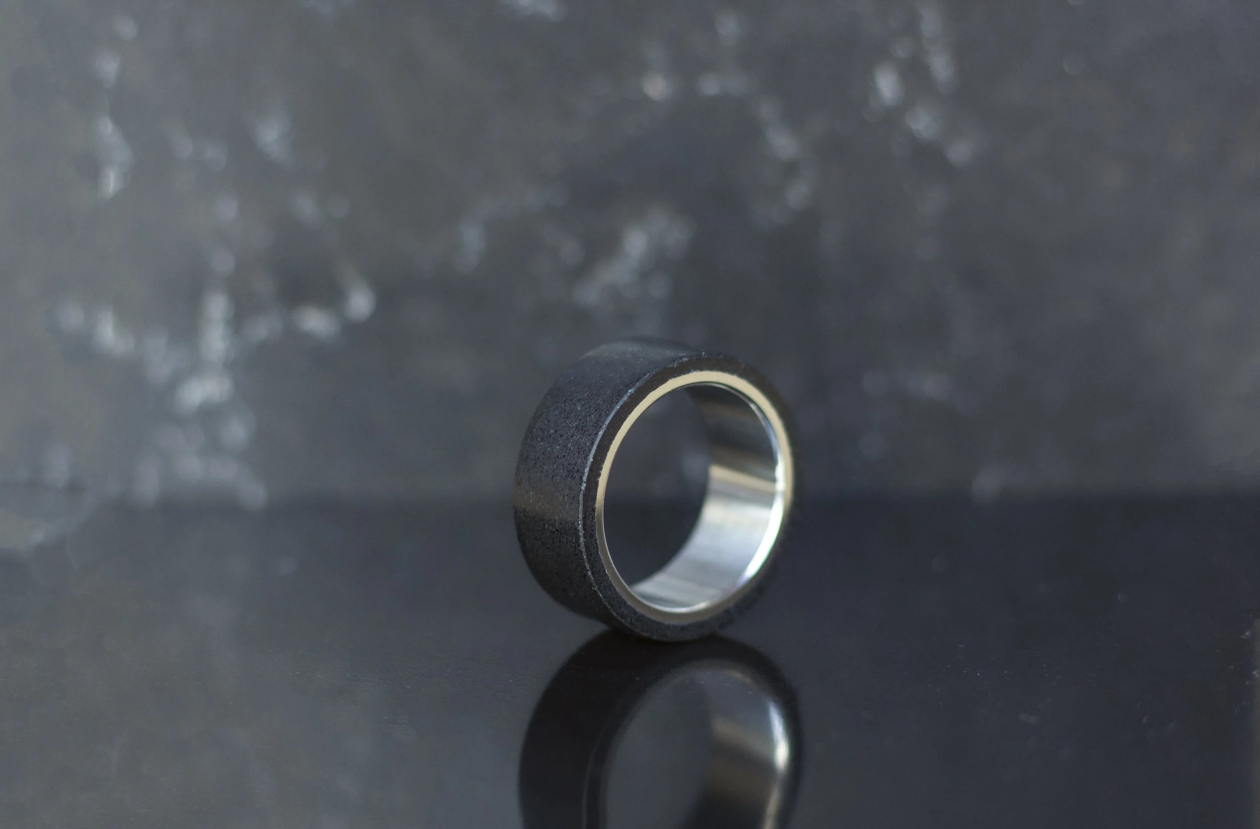 Zwart kwarts-composiet-ringen-tijdloos-elegant-duurzaam-vakmanschap-modern-design-luxe-sieraden 8 .jpg