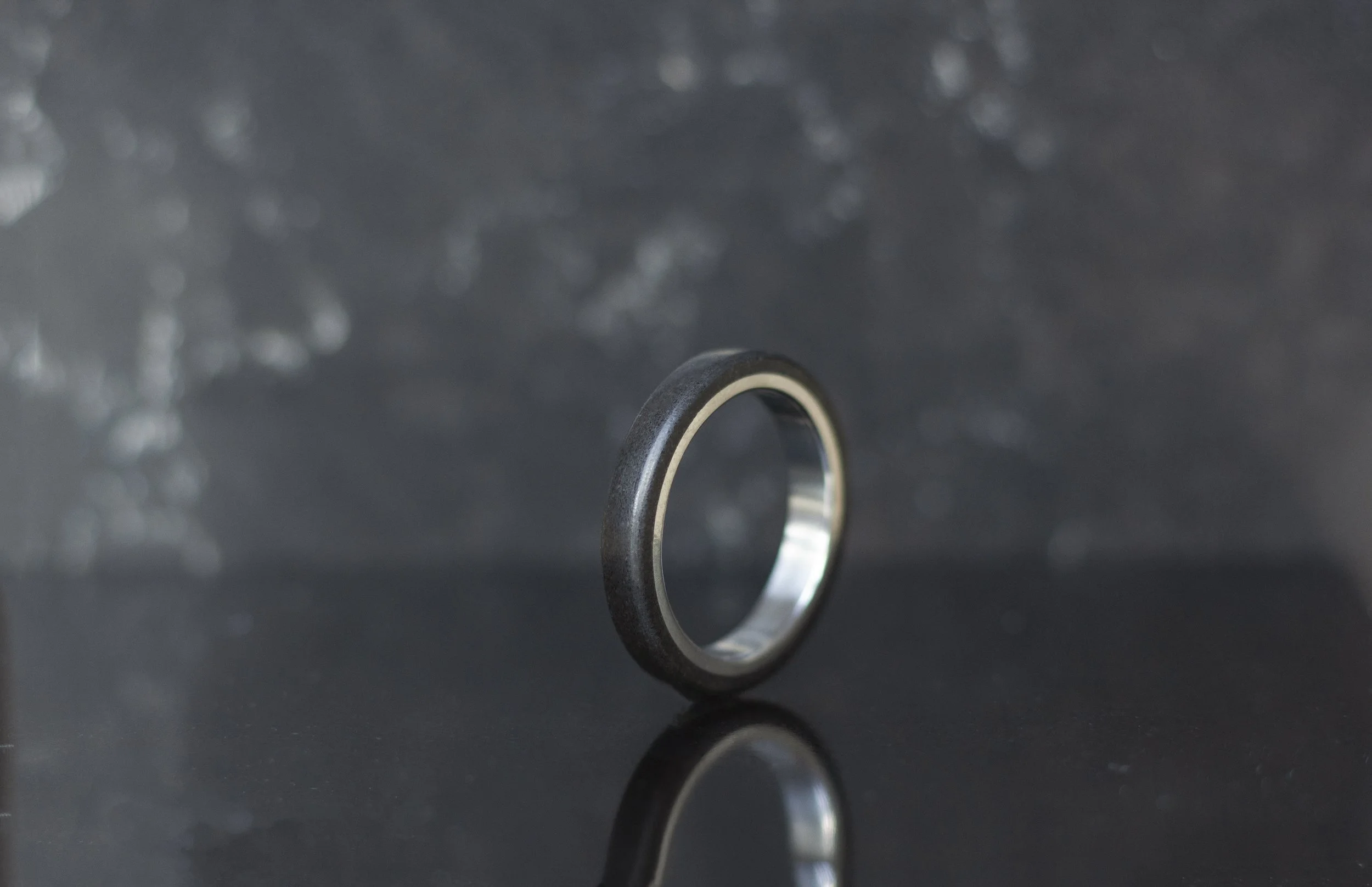 Smalle kwarts-composiet-ringen-tijdloos-elegant-duurzaam-vakmanschap-modern-design-luxe-sieraden 11.jpg