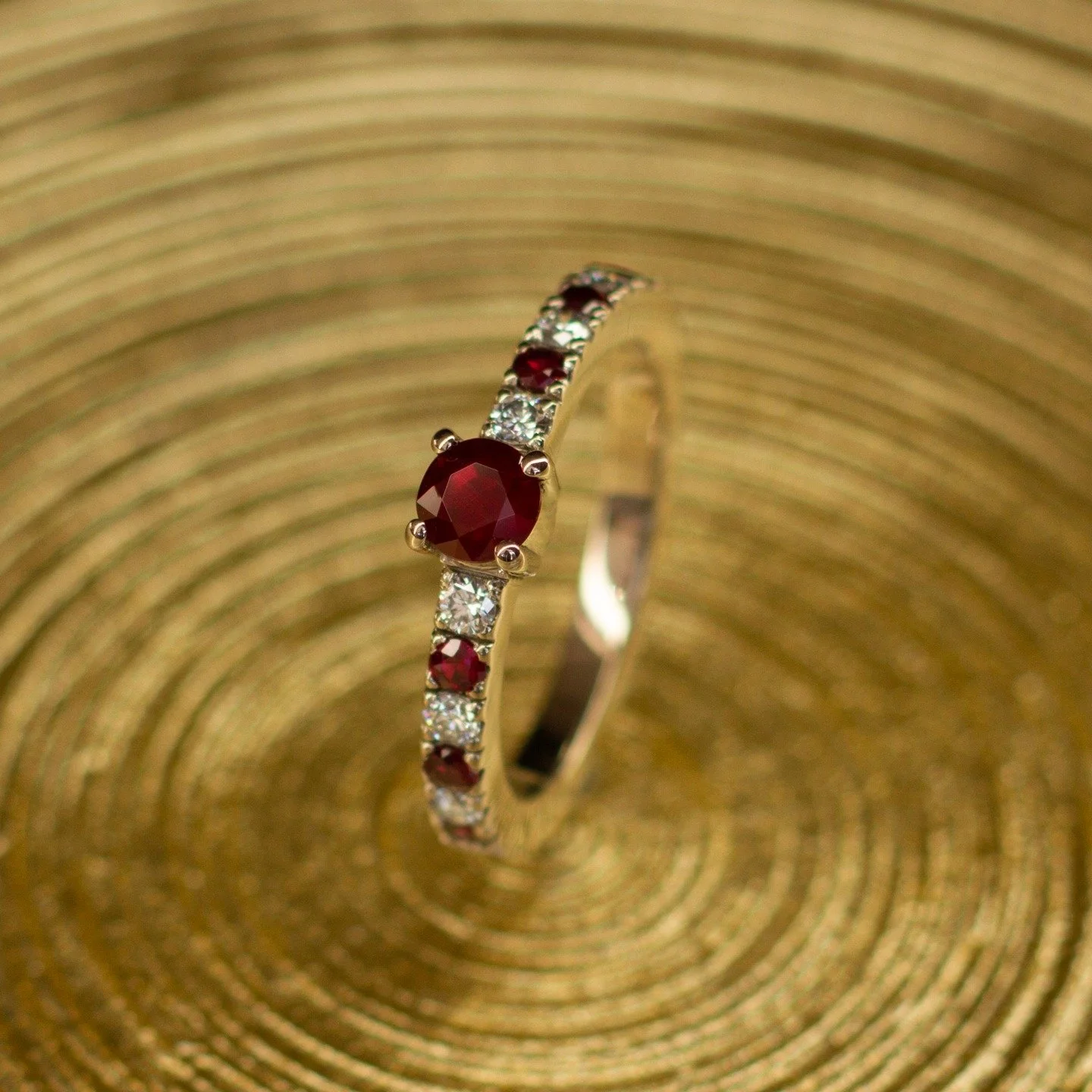 ❤️ Een ring waarin 🔥 en licht elkaar ontmoeten.

In het hart van dit ontwerp schittert een duivenbloedrode robijn van 4,5 mm, omringd door een ritme van robijnen en diamanten die elkaar perfect in balans houden. Elke steen is met de hand gezet in wi
