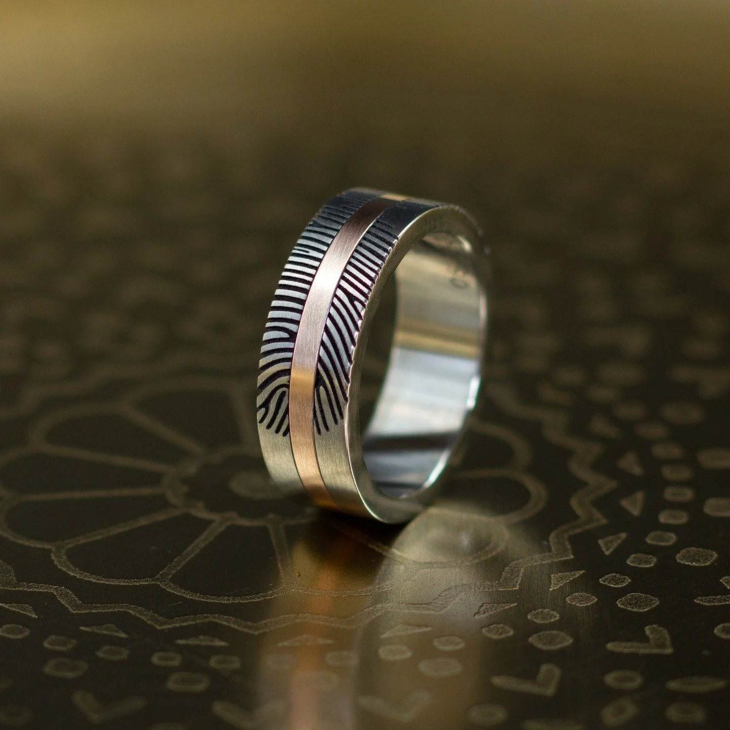Titanium Ring met Roodgouden Vingerafdrukband

Een ring die niet alleen gedragen wordt&hellip; maar gevoeld.

In deze titanium ring is een warme 14K roodgouden band verwerkt, diep gegraveerd met een vingerafdruk. In dit ontwerp zijn twee vingerafdruk