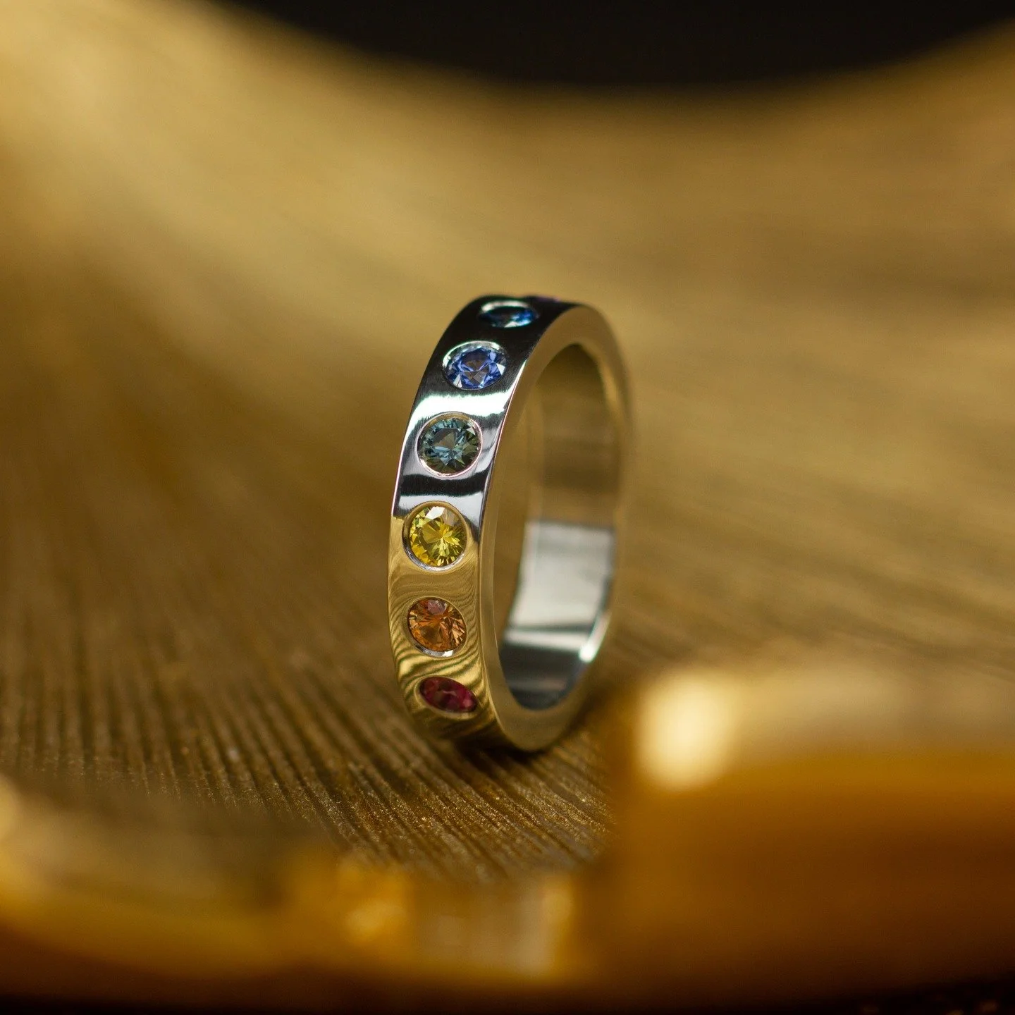 Rainbow Ring &ndash; een cirkel van kleur en energie 🌈

Deze witgouden regenboog ring is bezet met zeven saffieren in de kleuren van de regenboog. Elke steen staat voor een eigen energie, maar samen vormen ze een perfecte balans van kleur, licht en 
