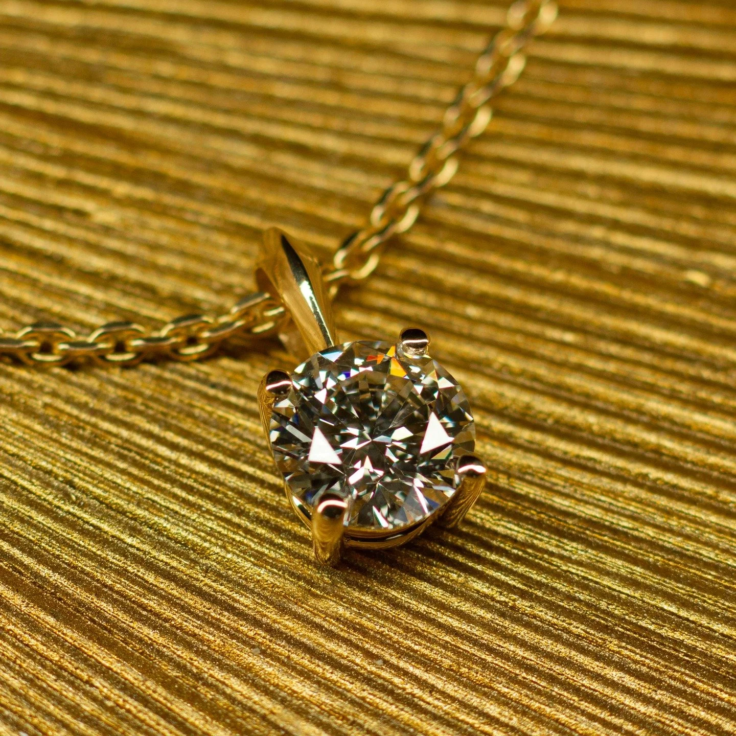 Gouden solitaire hanger met een uitzonderlijke diamant. ❤️

2.51 ct ronde briljant
Kleur F &ndash; helder wit
Zuiverheid VVS2
Excellent cut / polish / symmetry

Sommige sieraden hoeven niets te bewijzen.
Ze spreken gewoon voor zichzelf.

Deze solitai