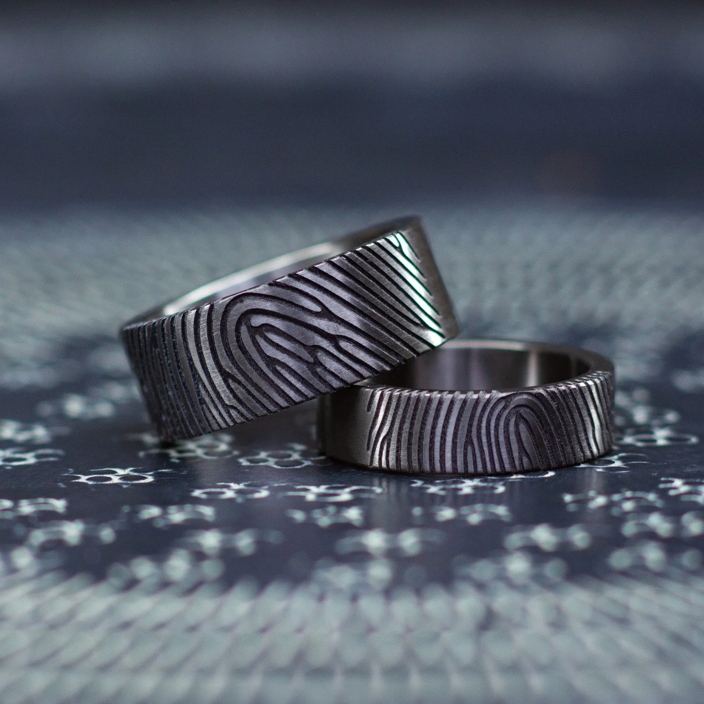 Zwart. Diep. Persoonlijk. ⚫

Deze zirkonium ringen zijn niet zomaar ringen.
Elke lijn die je ziet&hellip; is een echte vingerafdruk. Geen patroon, maar een stukje identiteit.

Door een speciale behandeling verandert het lichtgrijze zirkonium in een i